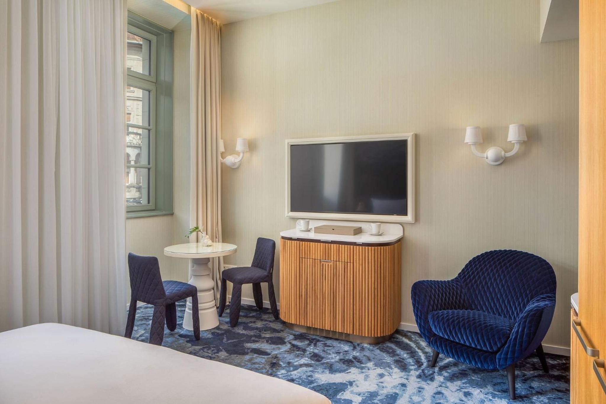 Premium King Room with City View - Photo 2