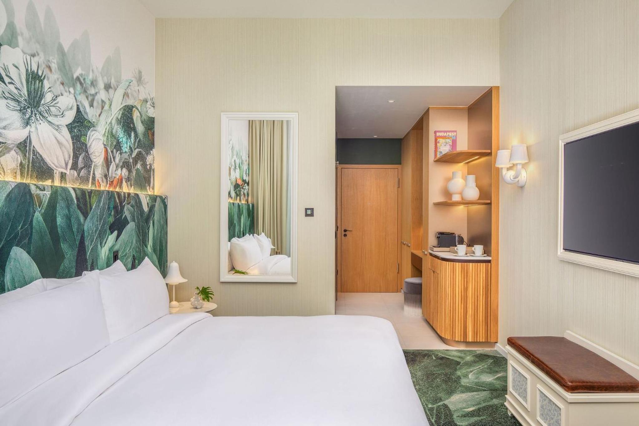 Deluxe King Room with Garden View and Furnished Balcony - Photo 1