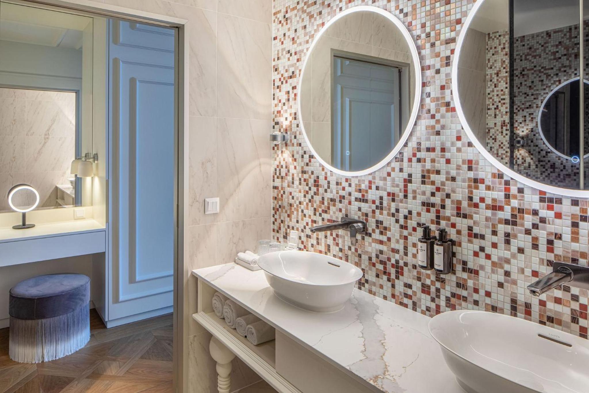 One-Bedroom Suite with Danube View - Photo 4