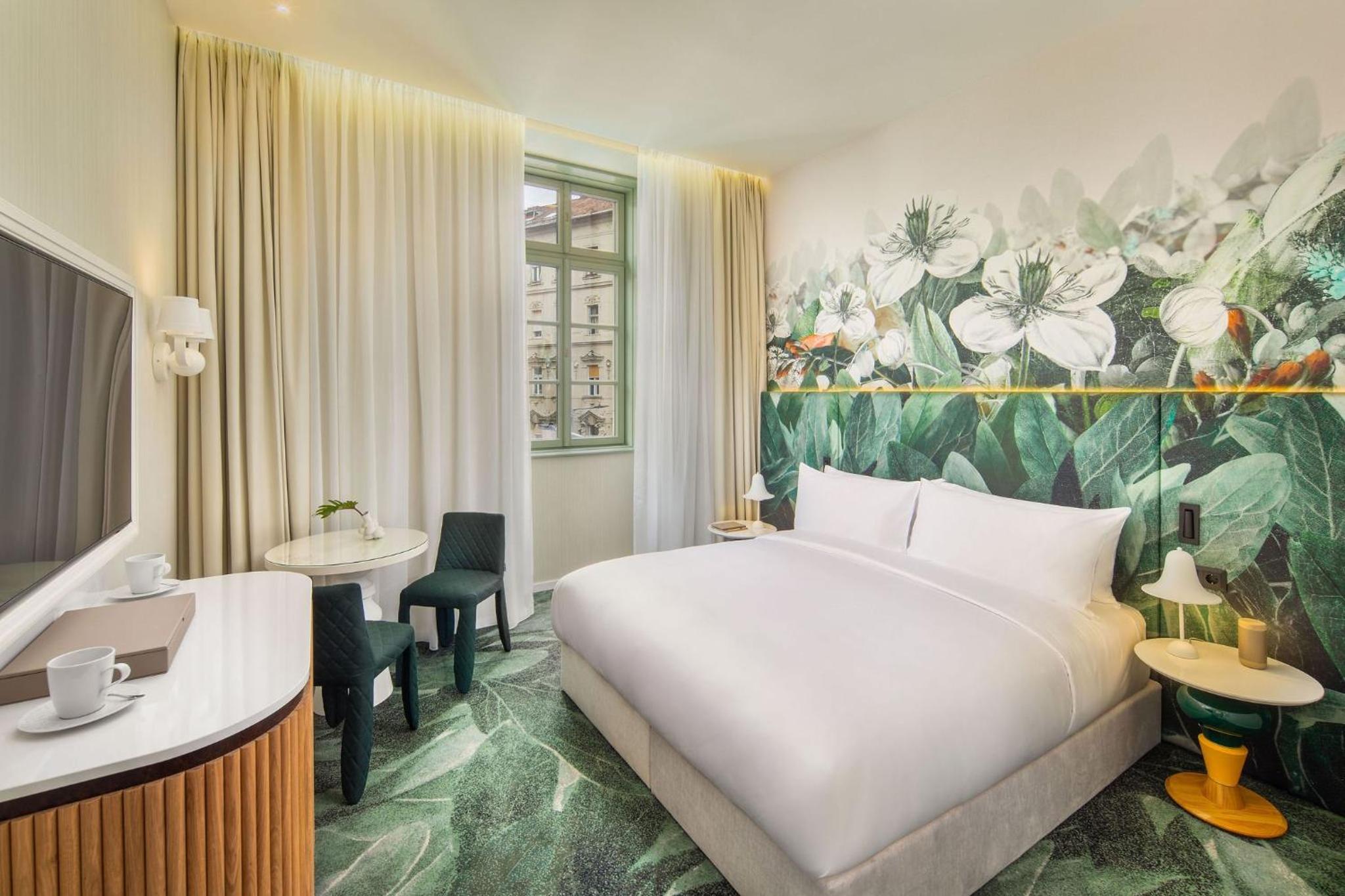Deluxe King Room with City View - Photo 3