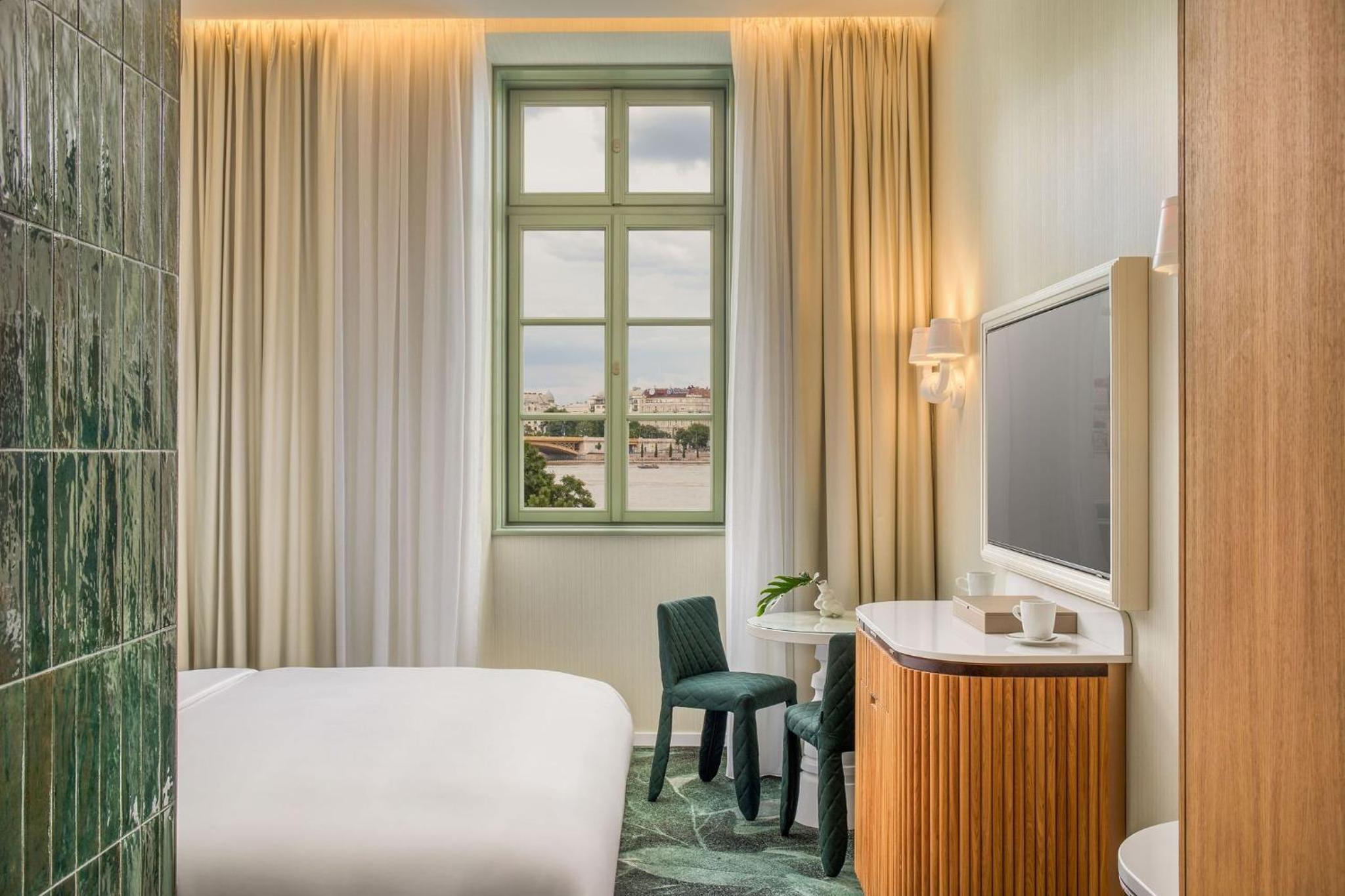 Deluxe King Room with Danube View - Photo 2