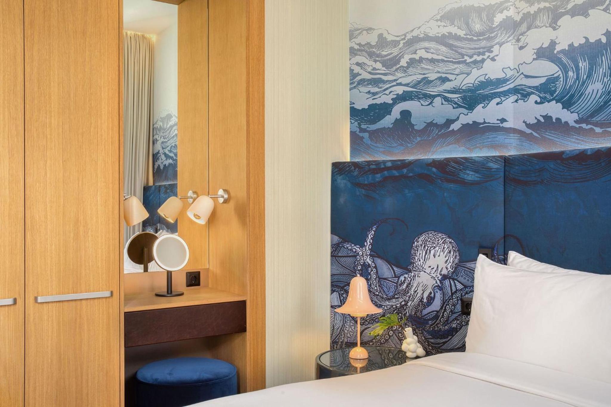 Premium King Room with City View - Photo 4