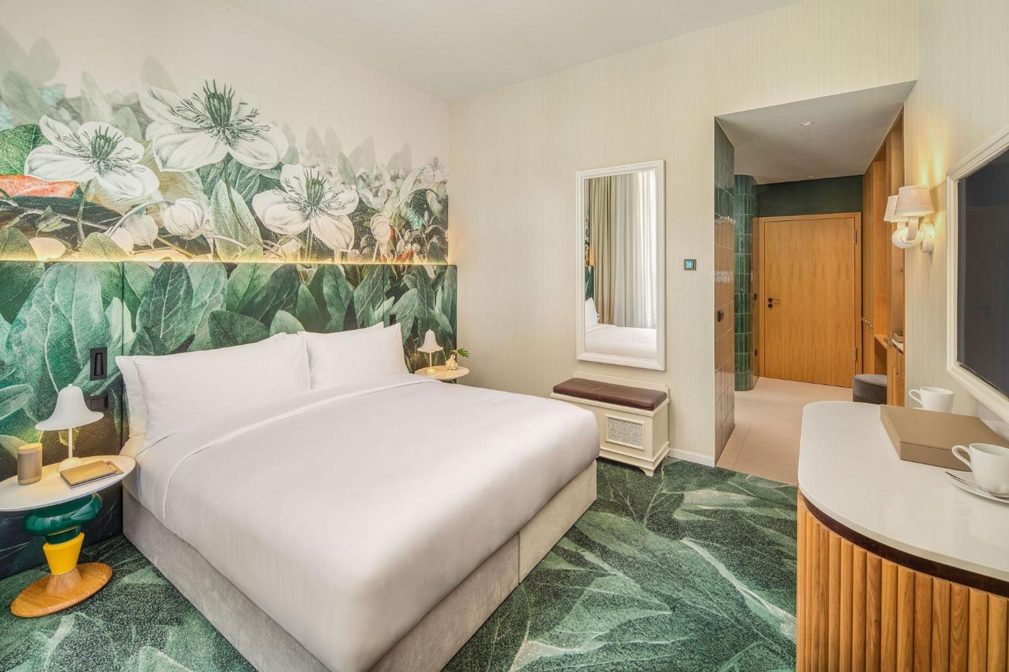 Deluxe King Room with City View - Photo 1