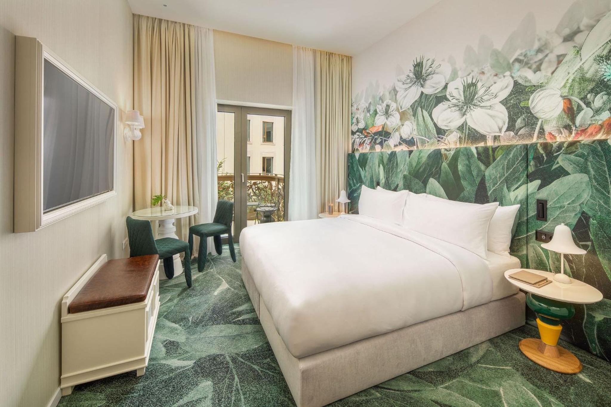 Deluxe King Room with Garden View and Furnished Balcony - Photo 5