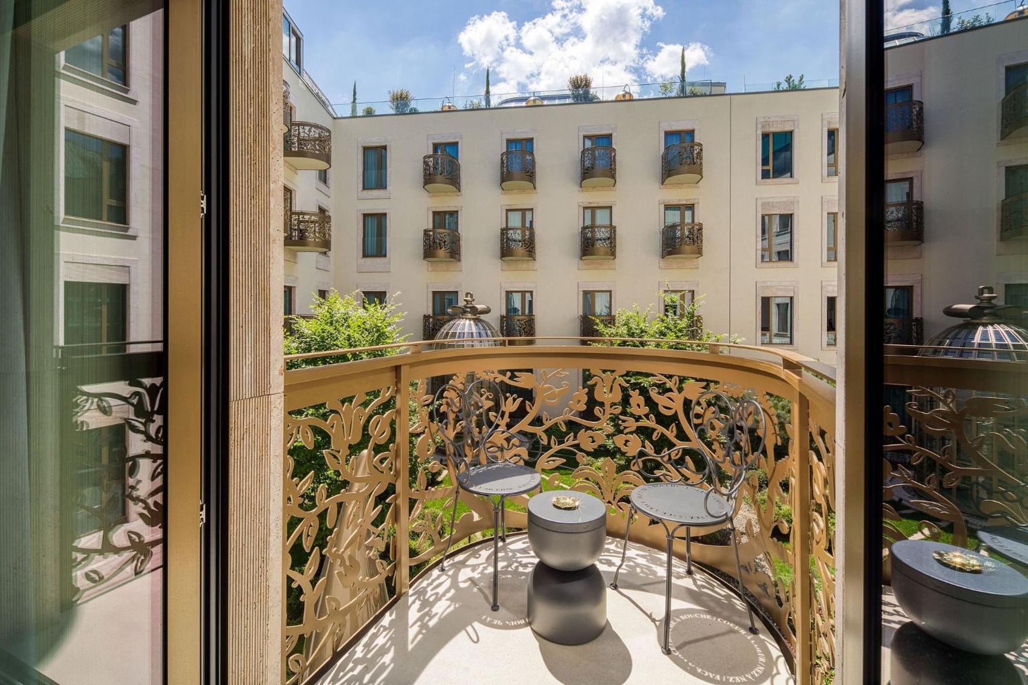 Deluxe King Room with Garden View and Furnished Balcony - Photo 4