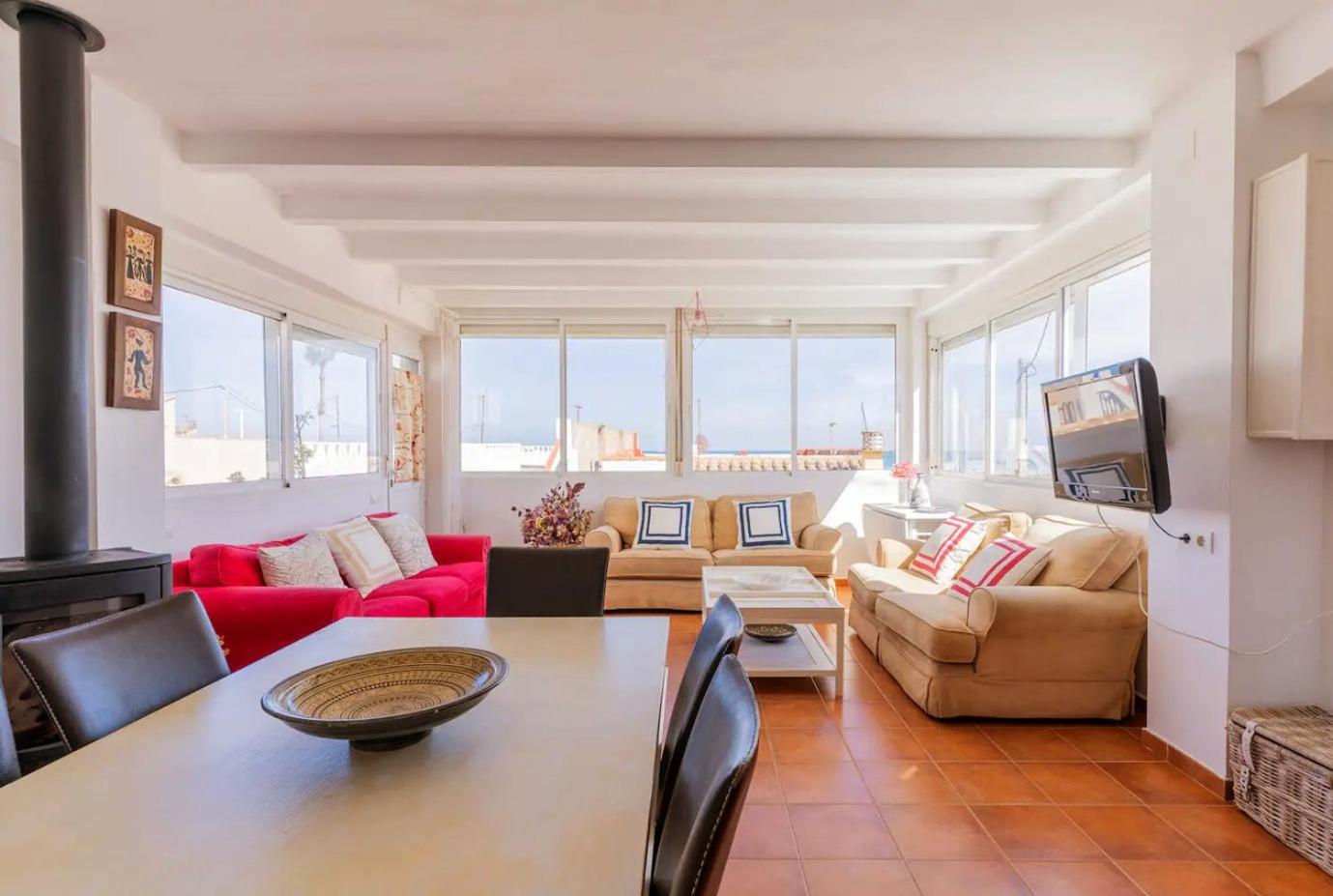 Apartamento de tres dormitorios con vista al agua