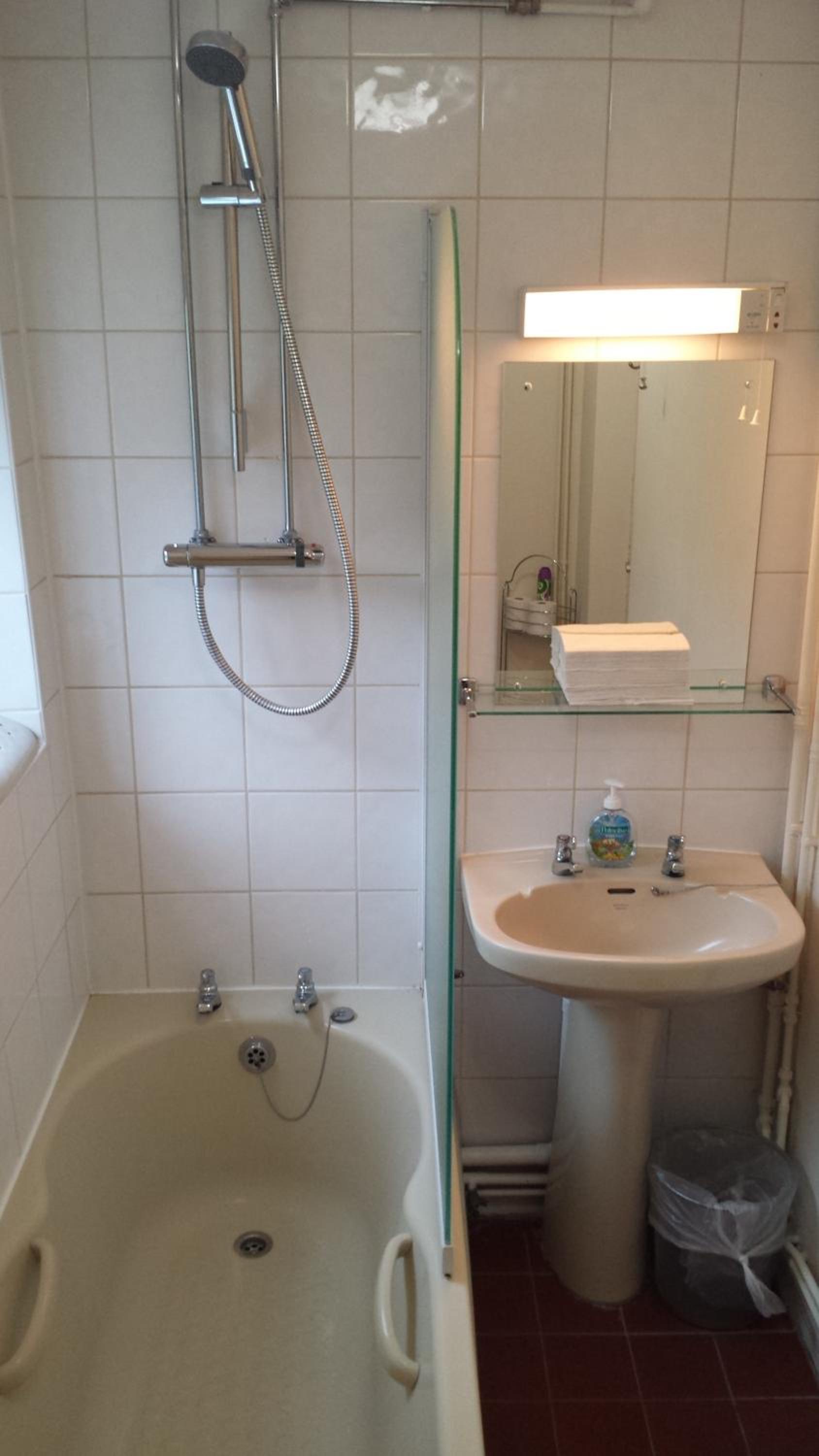 Single Room with Shared Shower and Toilet photo 3
