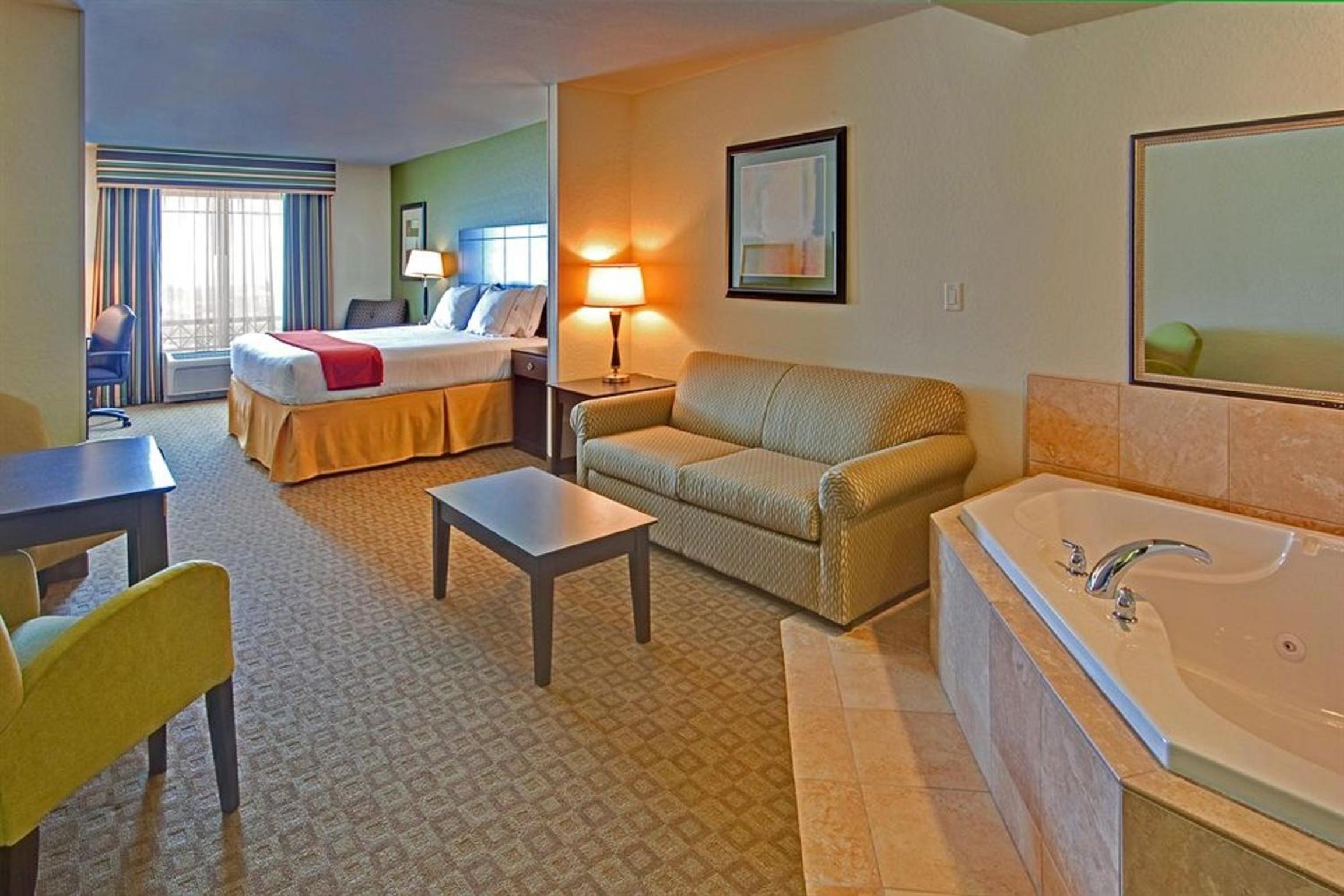 King Suite with Whirlpool - Photo 1