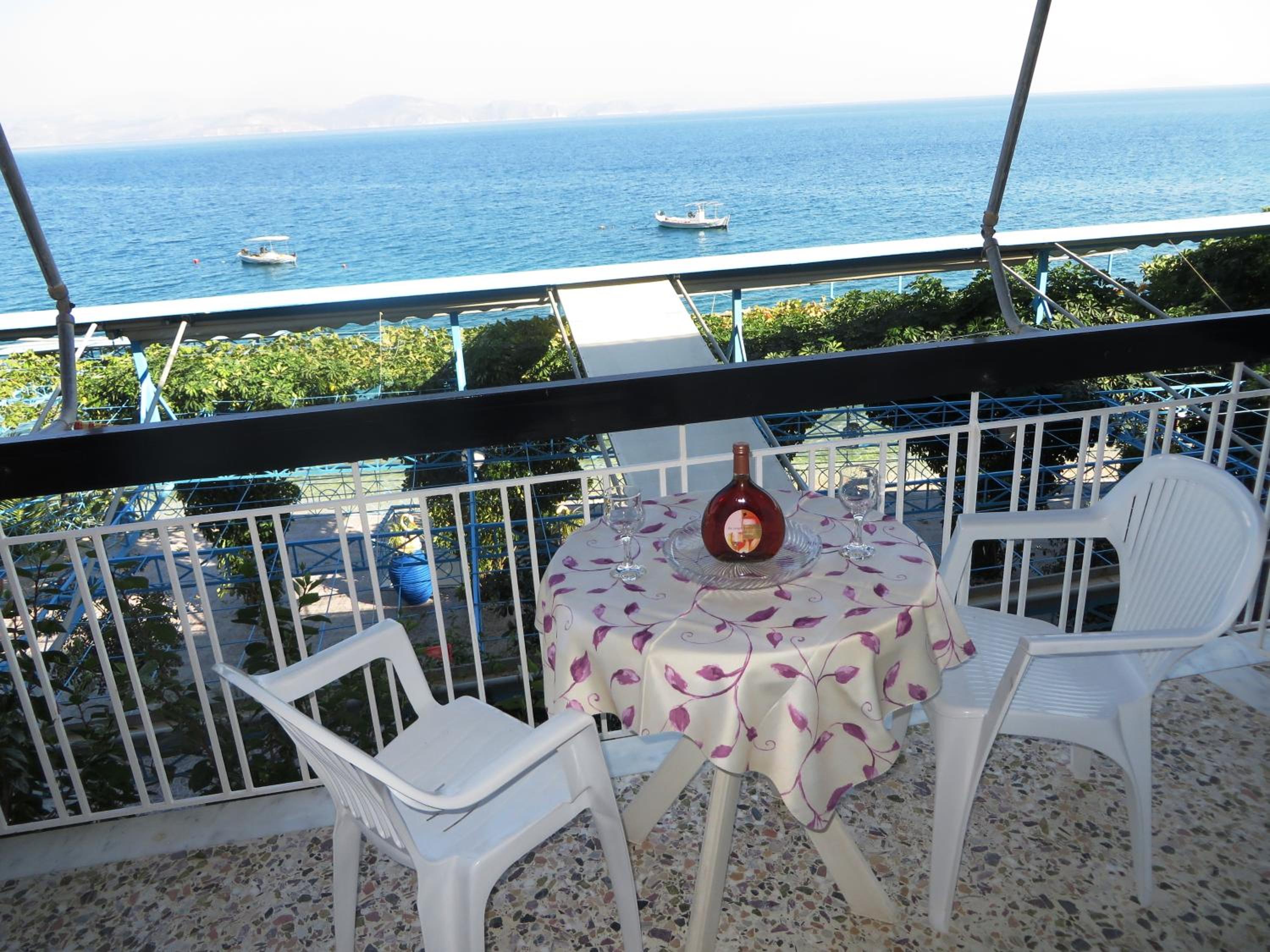 Family Apartment Two-Bedroom with Balcony and Sea View photo 2