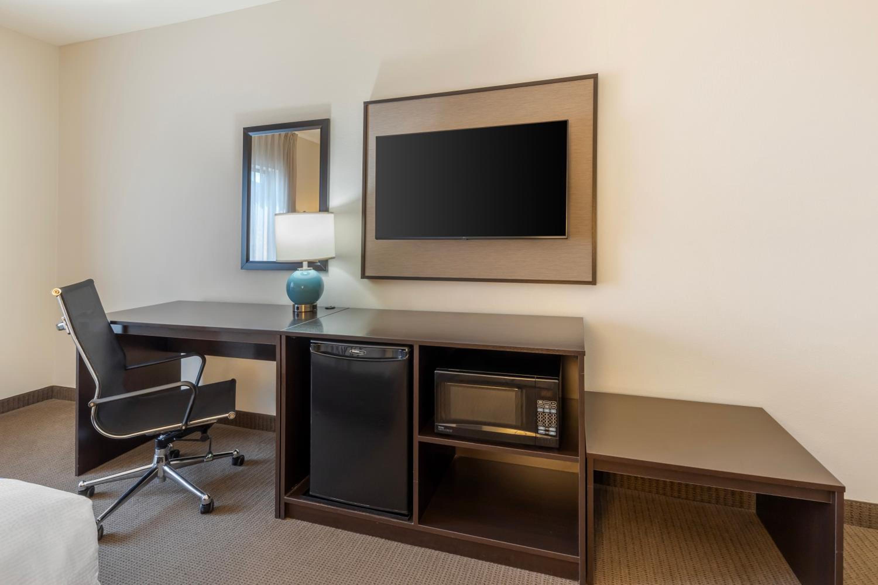Queen Room with Two Queen Beds - Accessible/Non-Smoking  - Photo 4