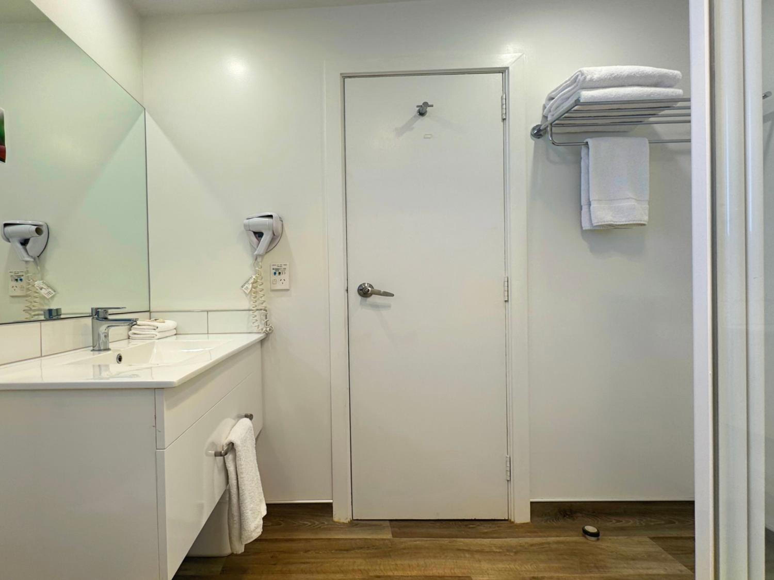 Standard Triple Room thumbnail 6