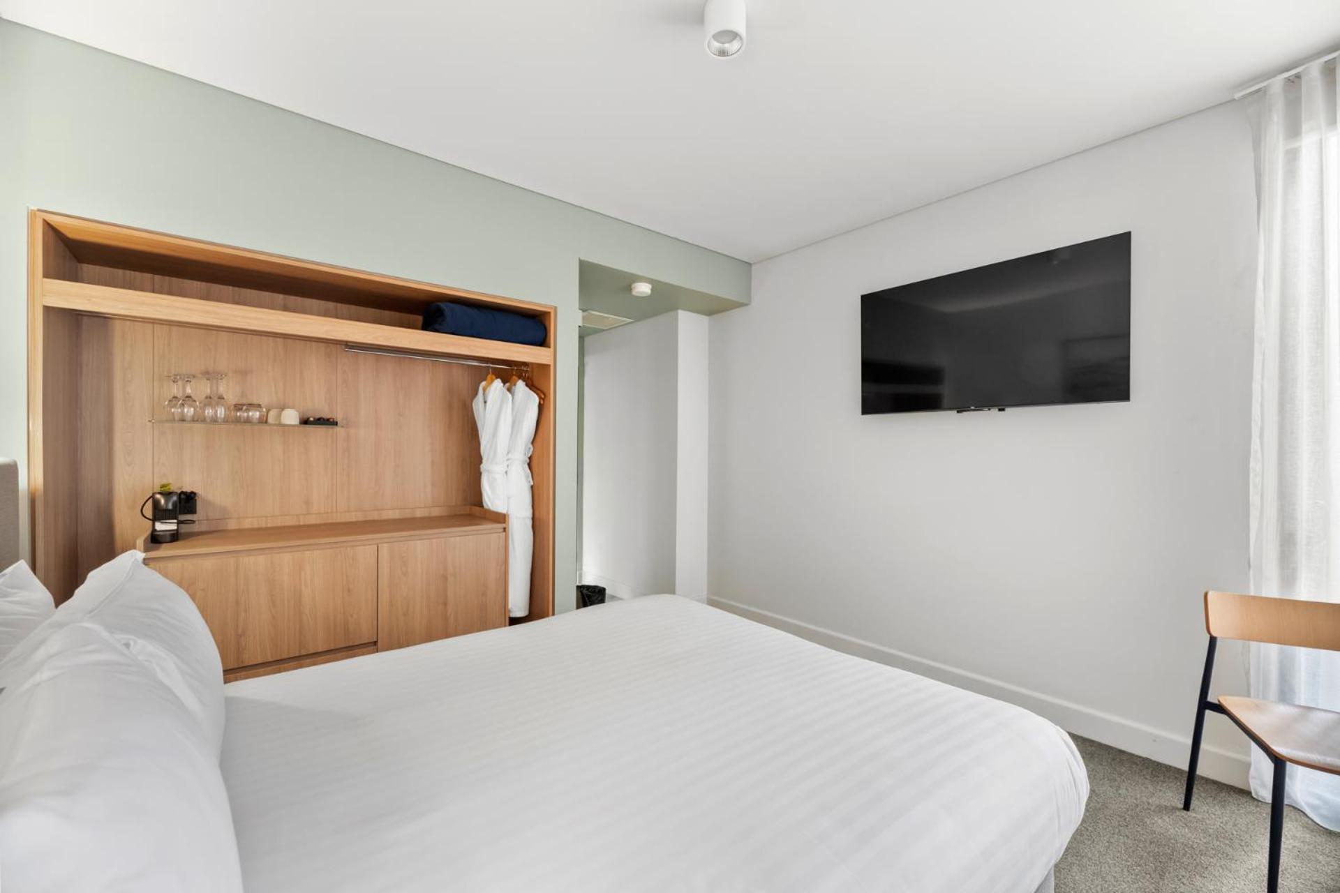 Standard Queen Room - Free Wifi and Parking