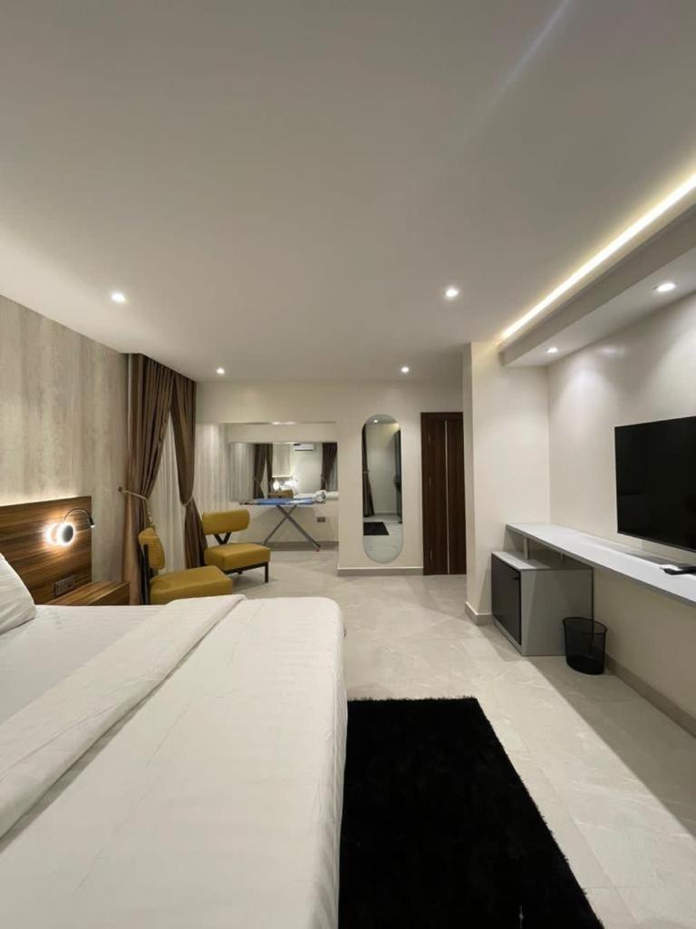 One-Bedroom Apartment photo 1