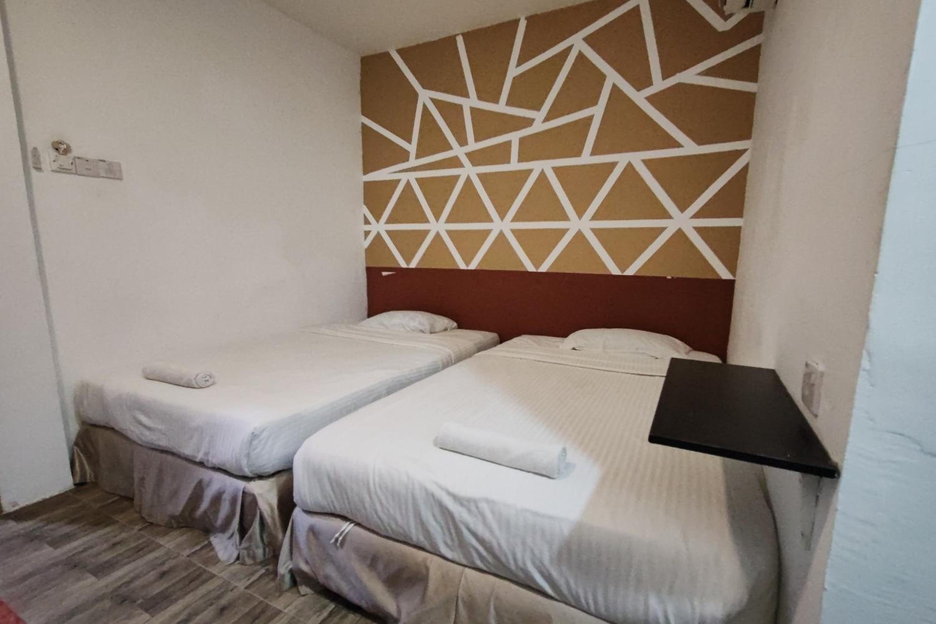 Standard Twin Room - Photo 6