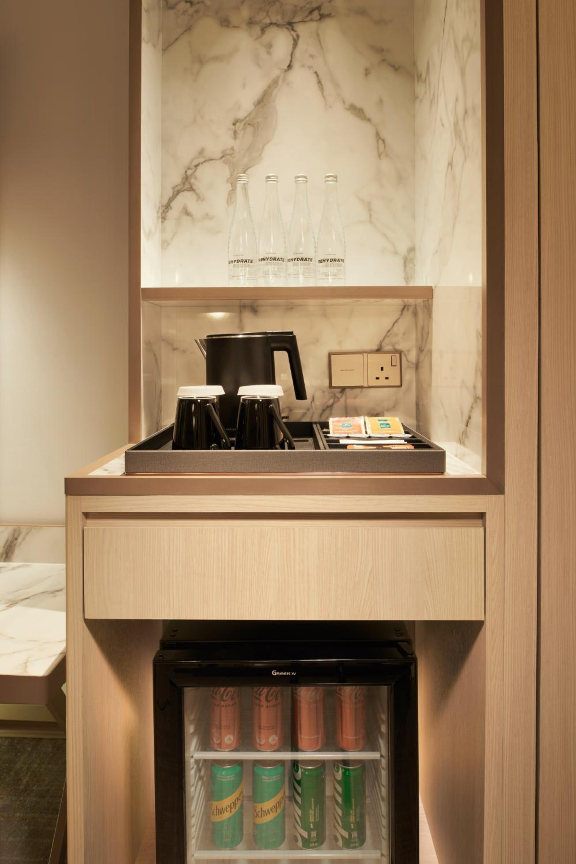Deluxe Executive King Room with Lounge Access - Photo 11