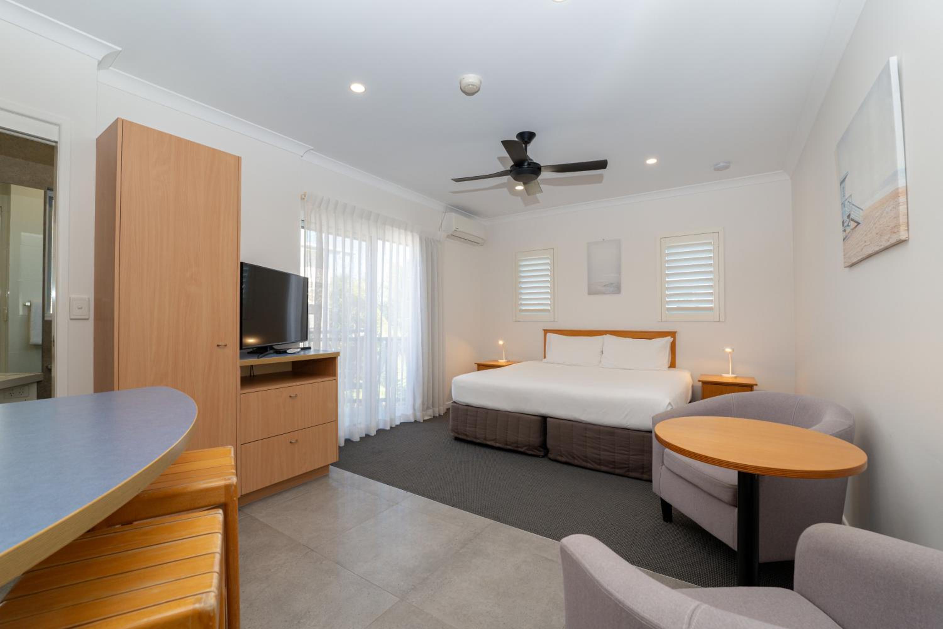 Studio Apartment - Photo 1
