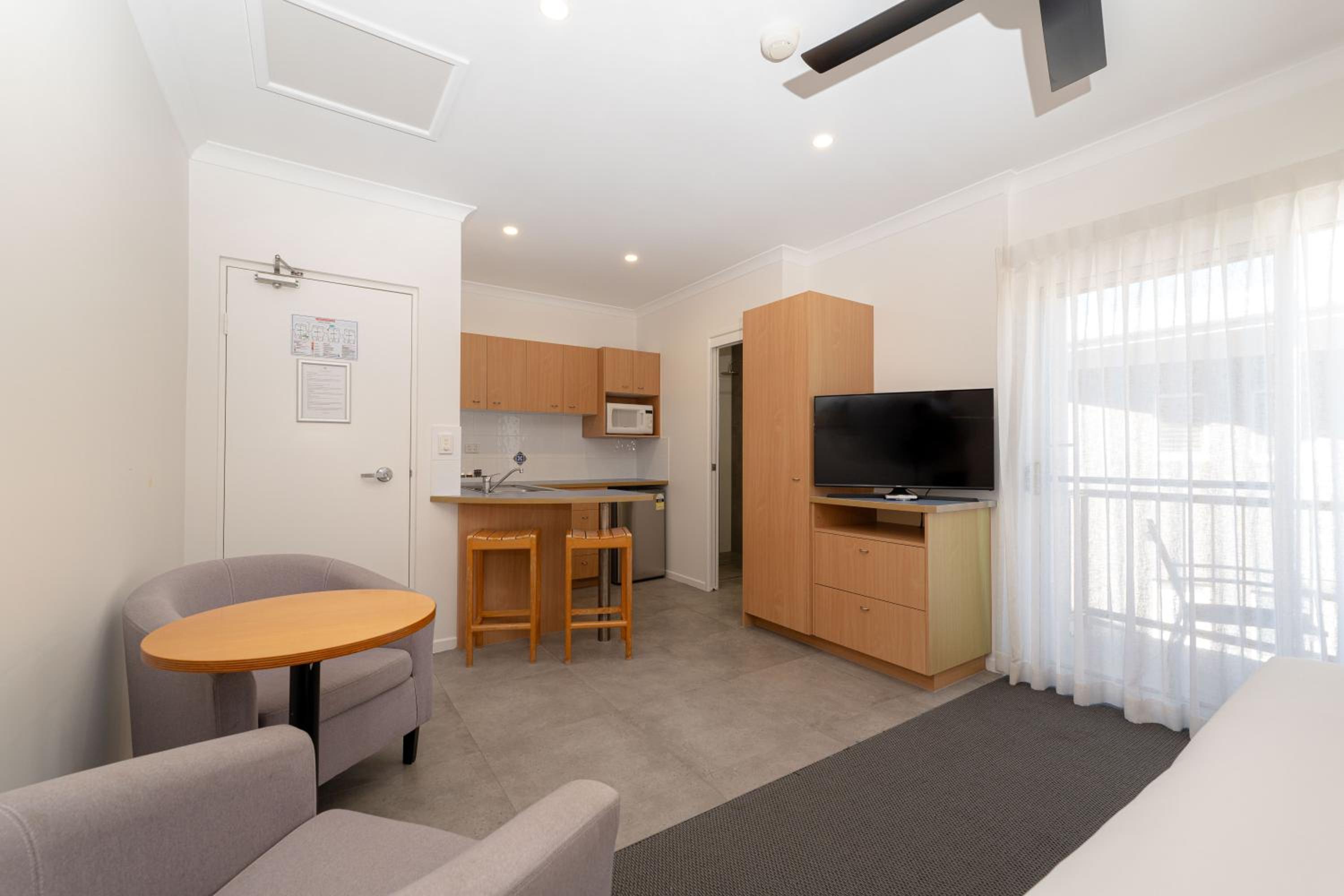 Studio Apartment - Photo 35