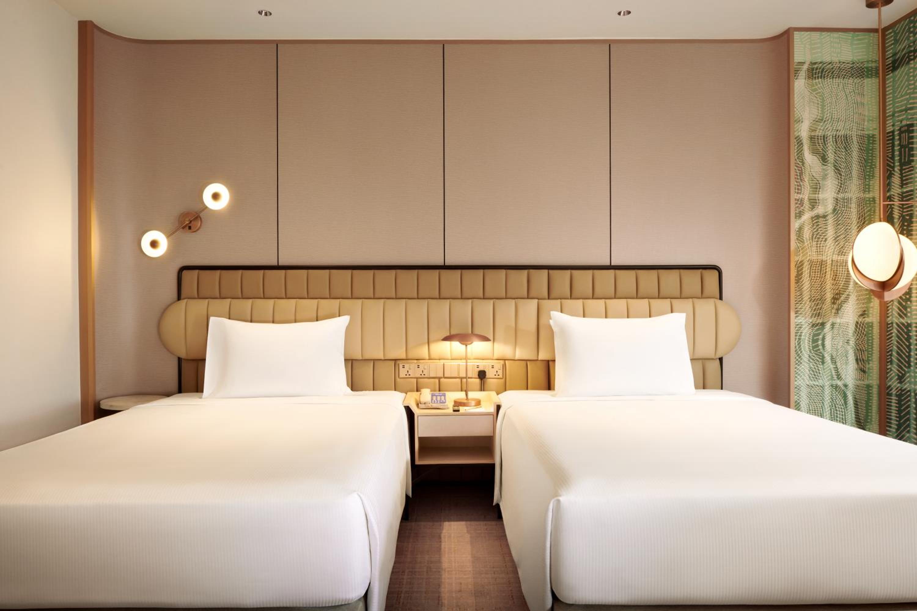Executive Deluxe Twin Room with Lounge Access - Photo 10