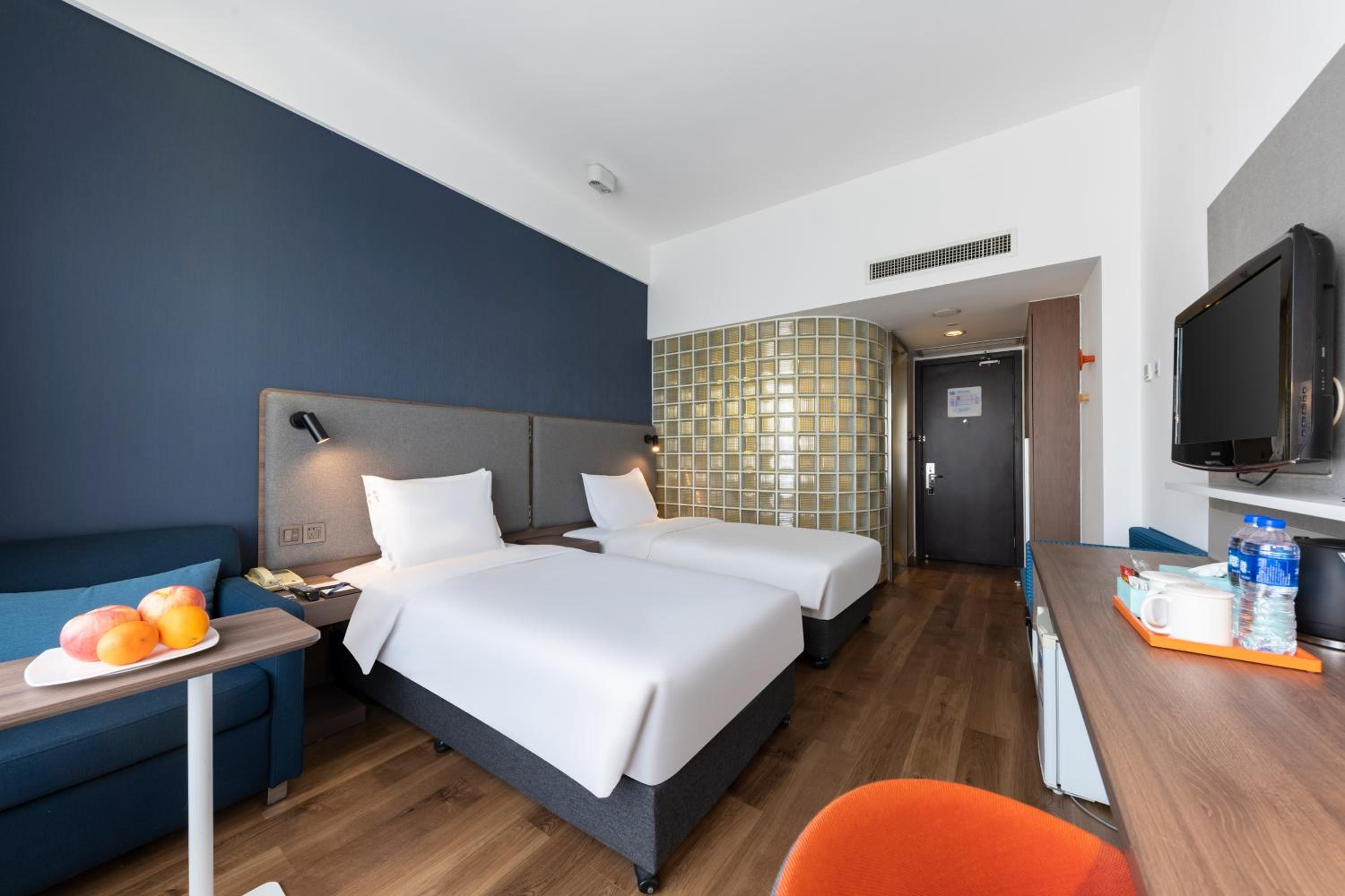 Standard Queen Room with Queen and Single Bed - Photo 1