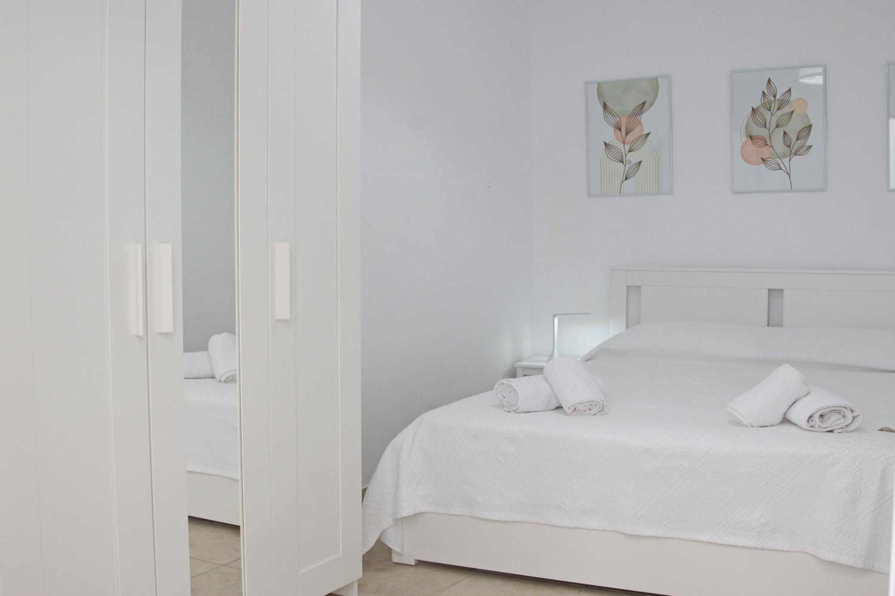 One-Bedroom Apartment photo 2
