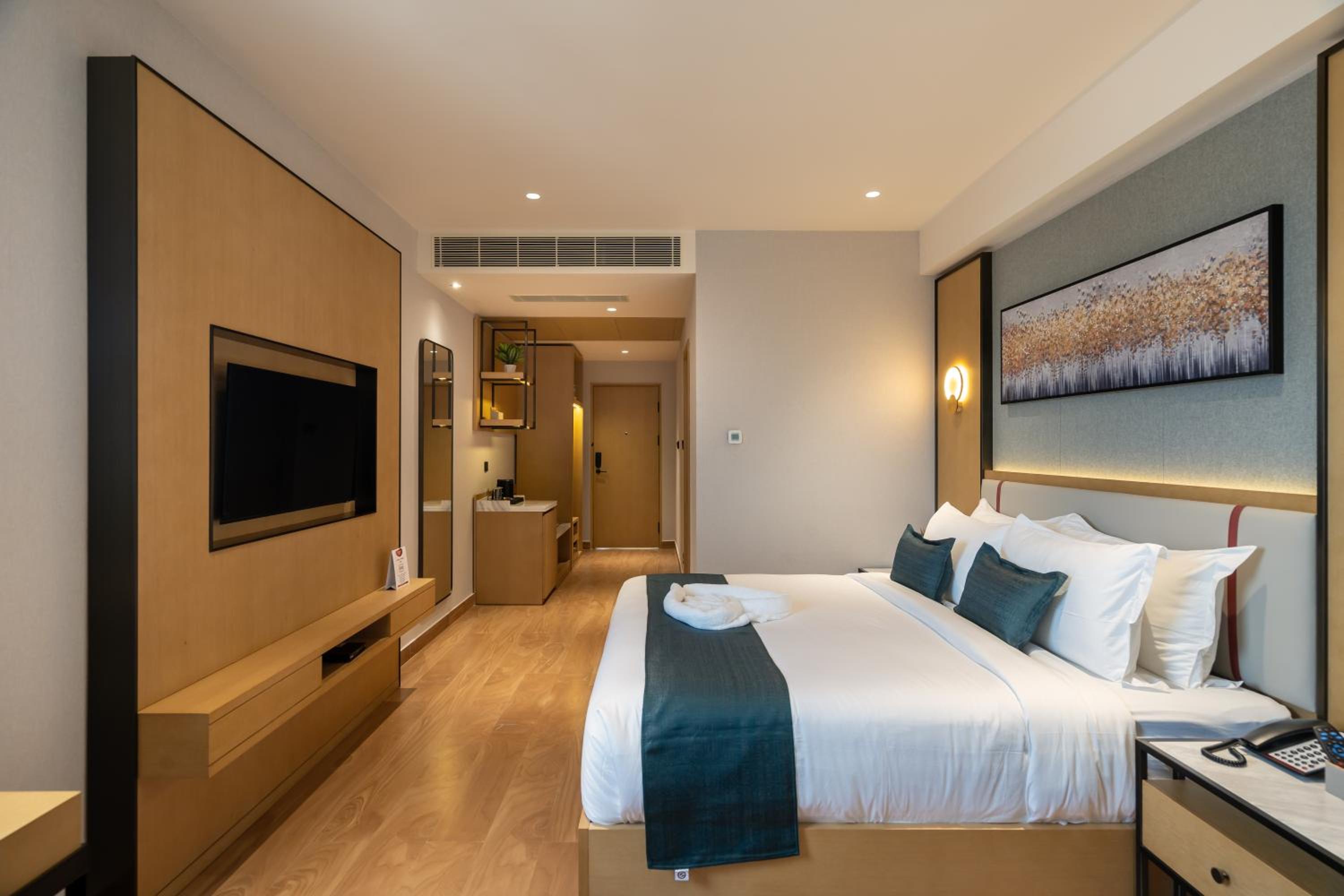 Suite - Photo 18