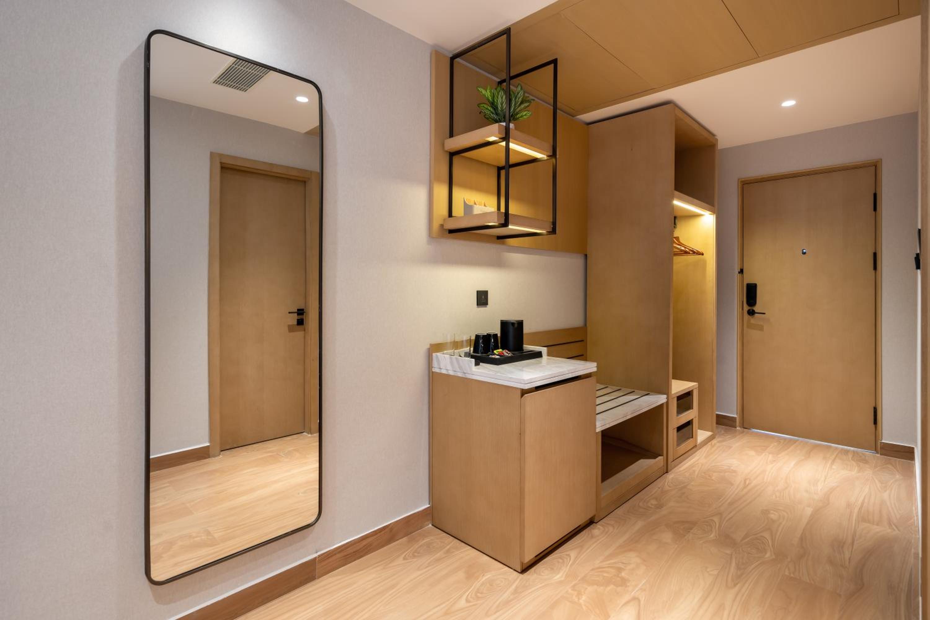Suite - Photo 17