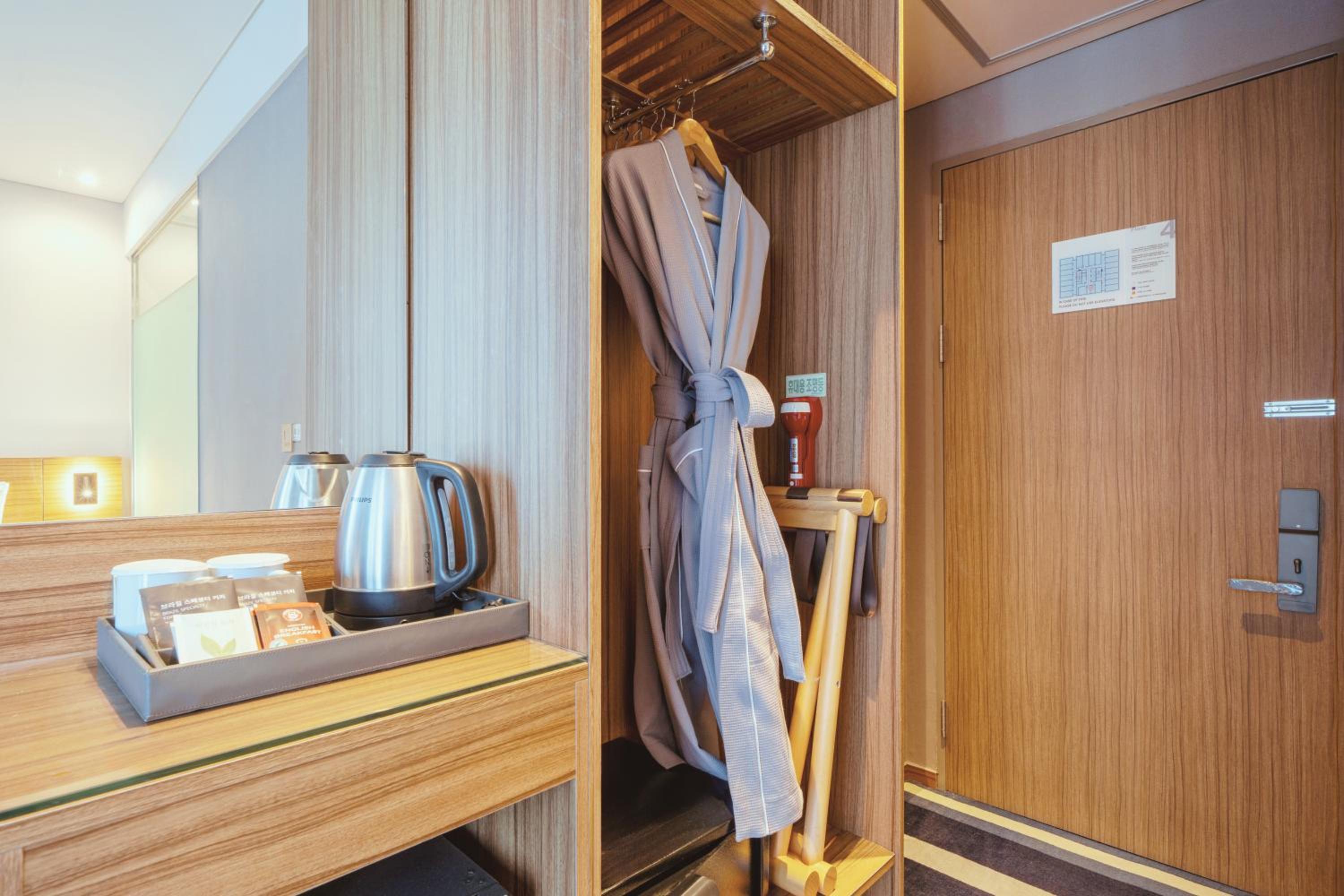 Standard Double Room - Photo 11