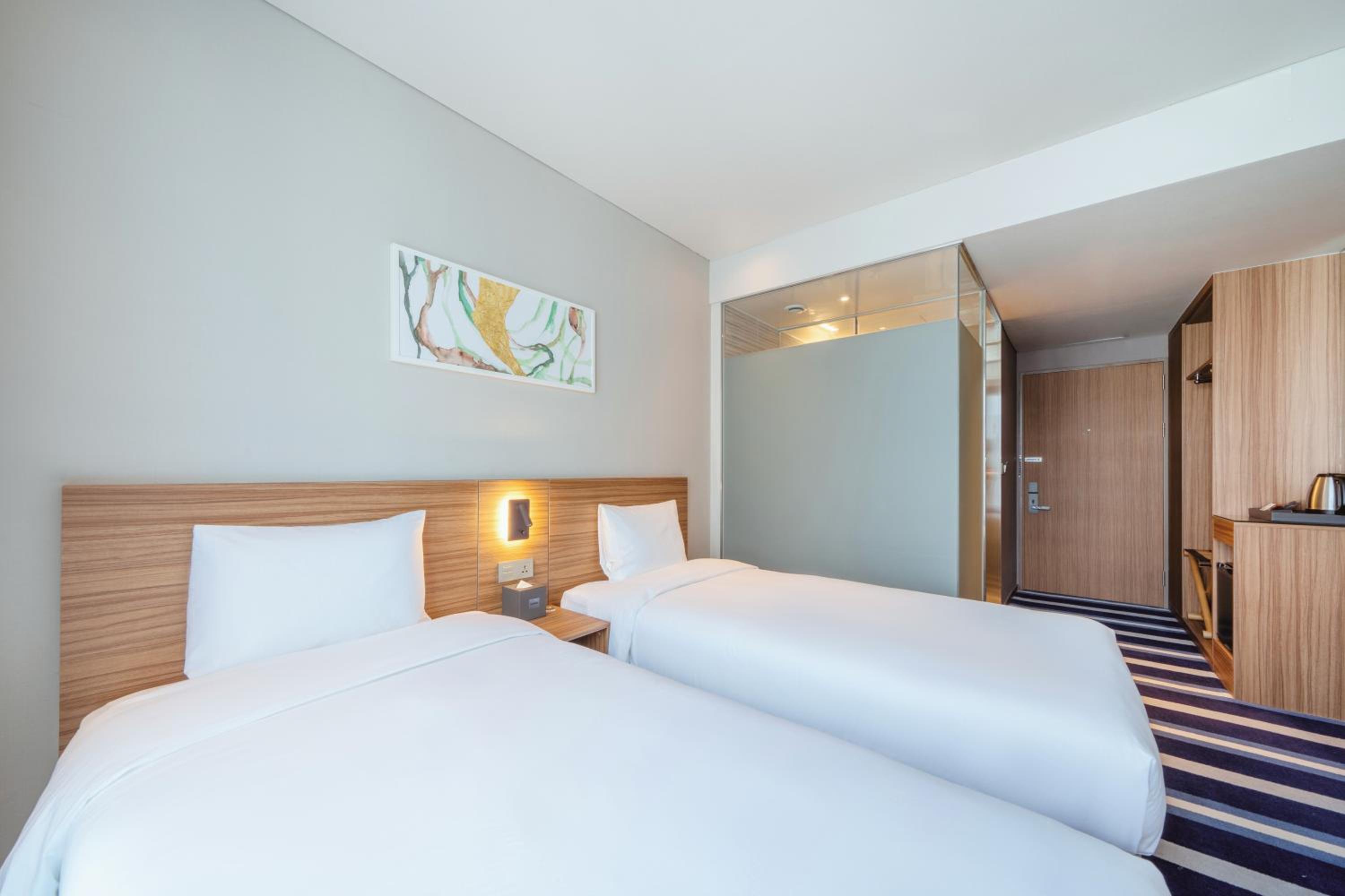 Standard Twin Room - Photo 9