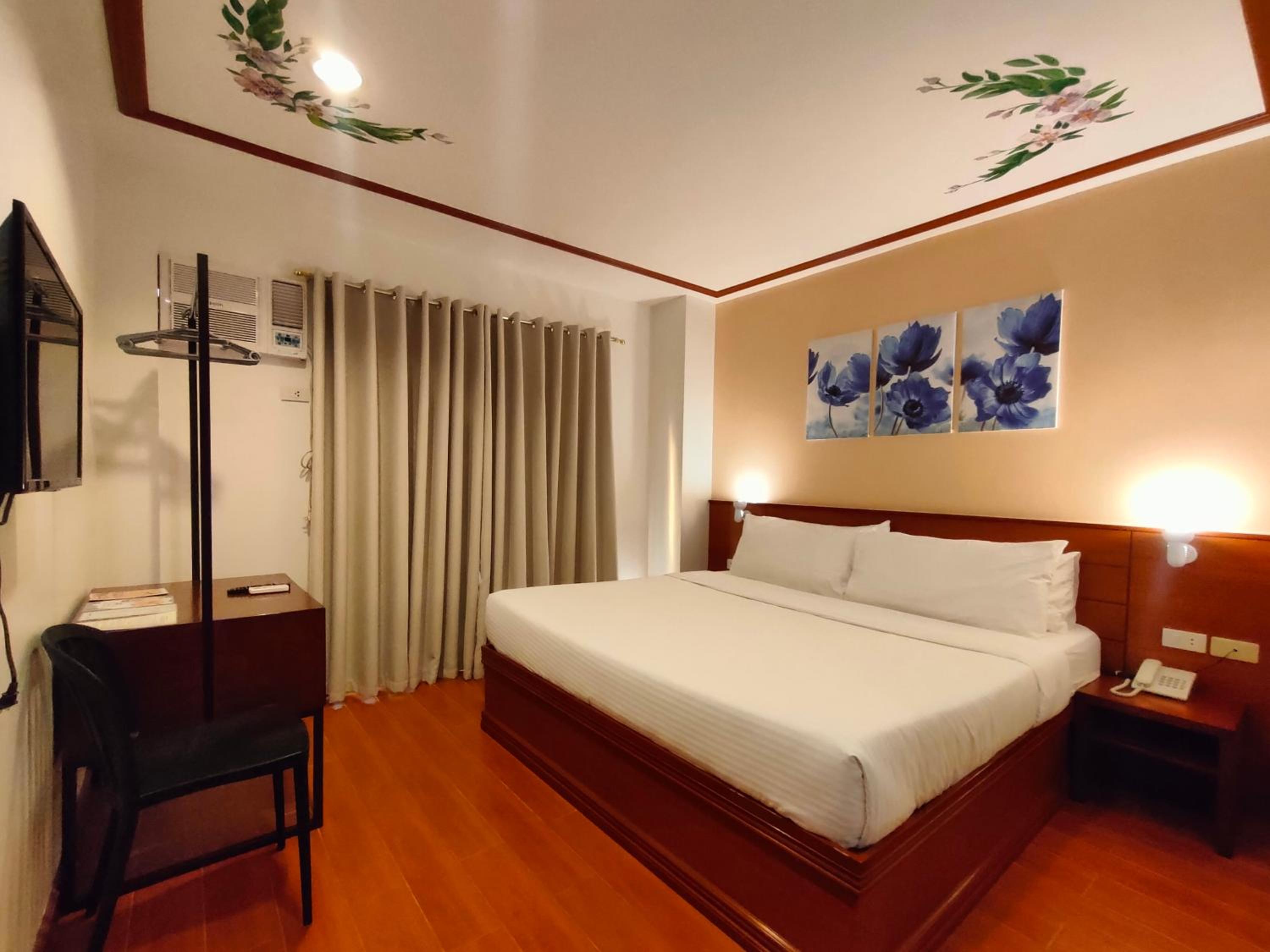 Deluxe Double Room with Balcony - Photo 5