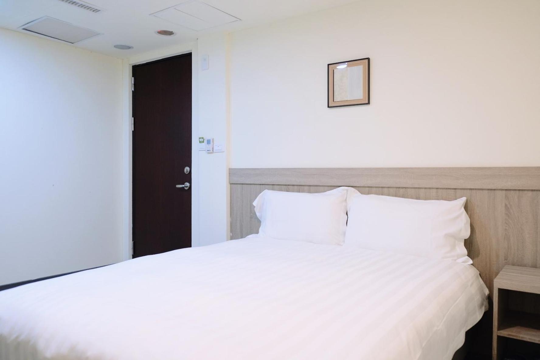 Small Double Room without Window photo 2