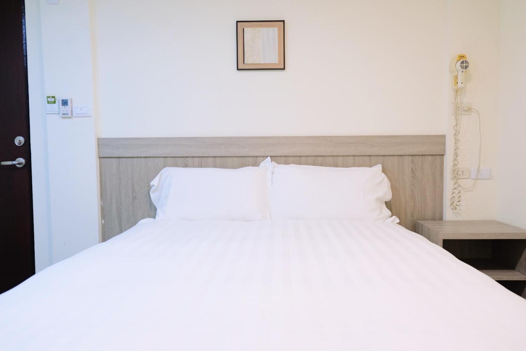 Small Double Room without Window photo 3