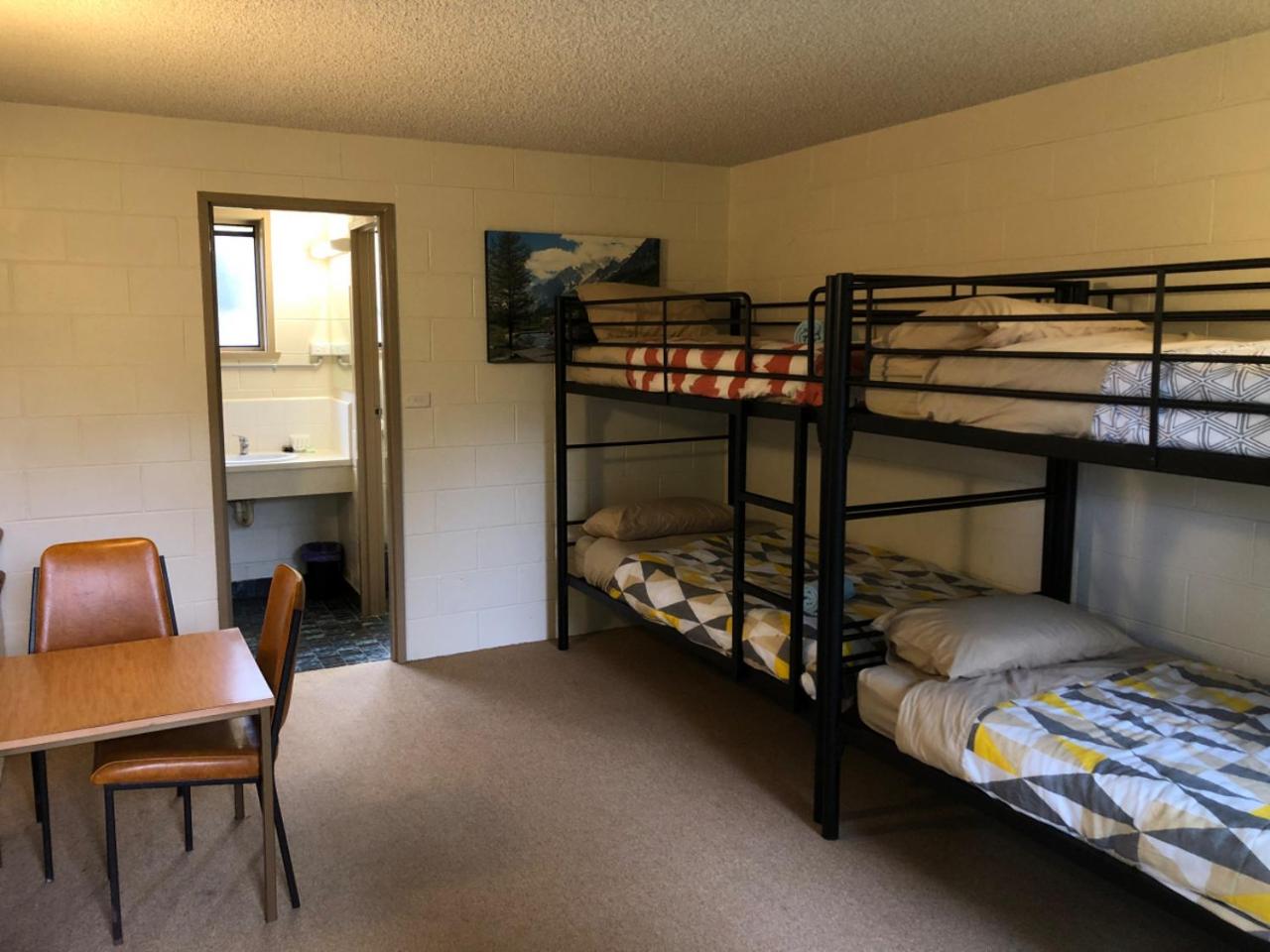 Quadruple Room with Private Bathroom photo 3
