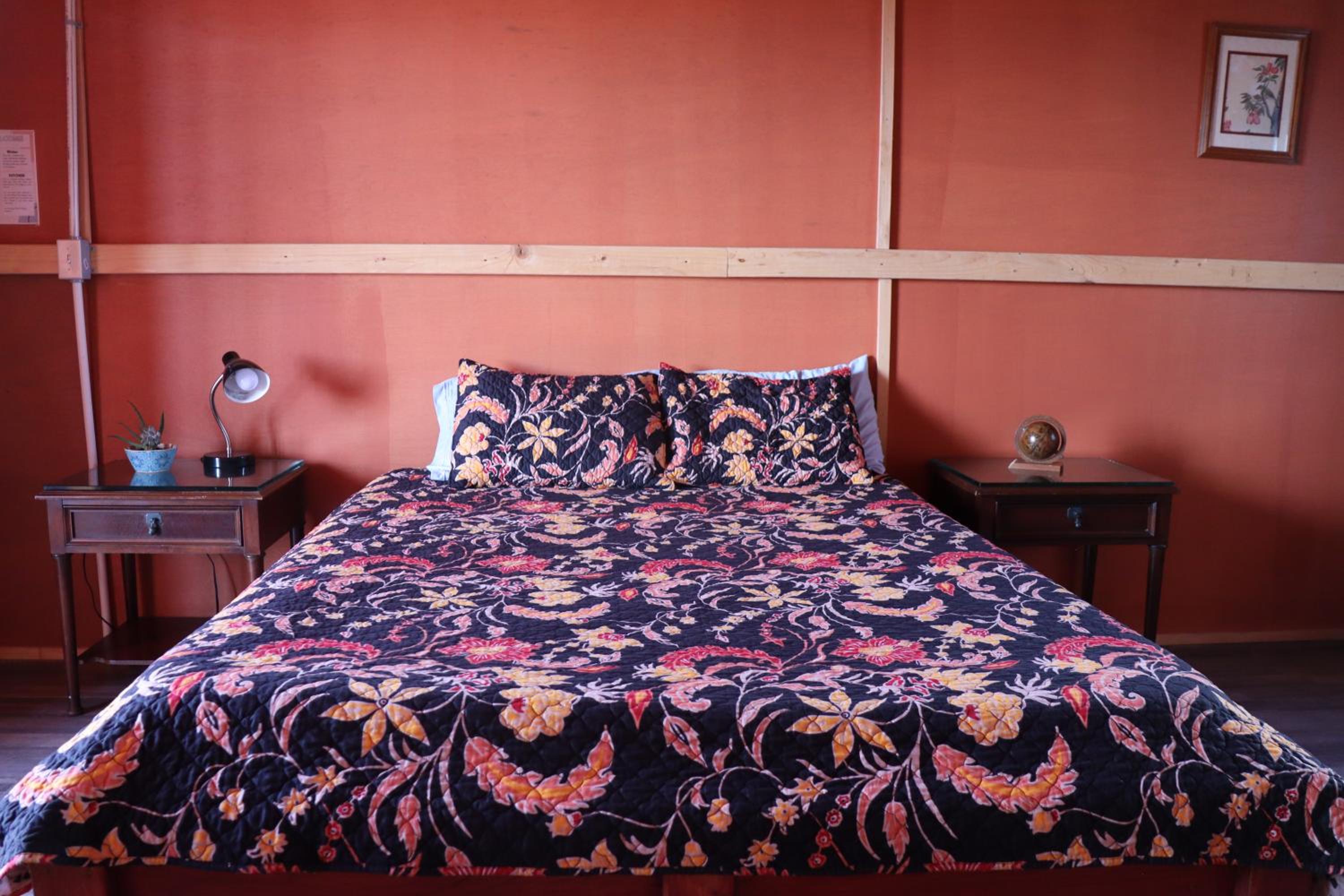 Queen Room with Balcony - Photo 2