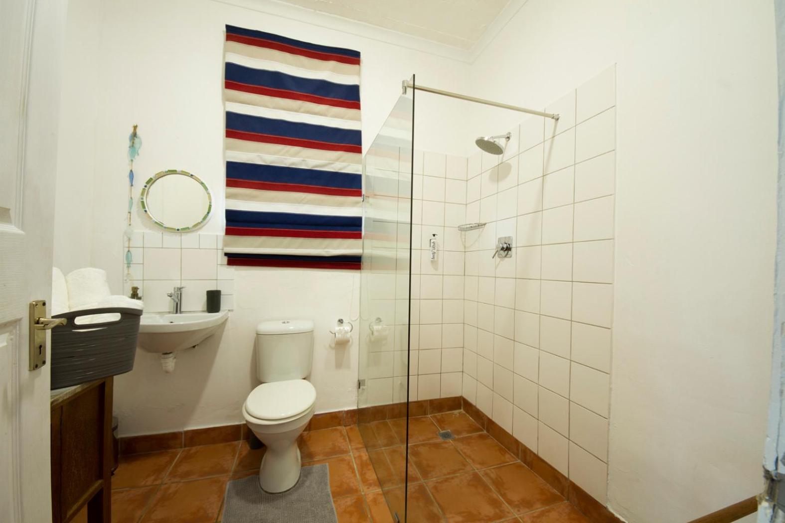 Standard Queen Room - Photo 9