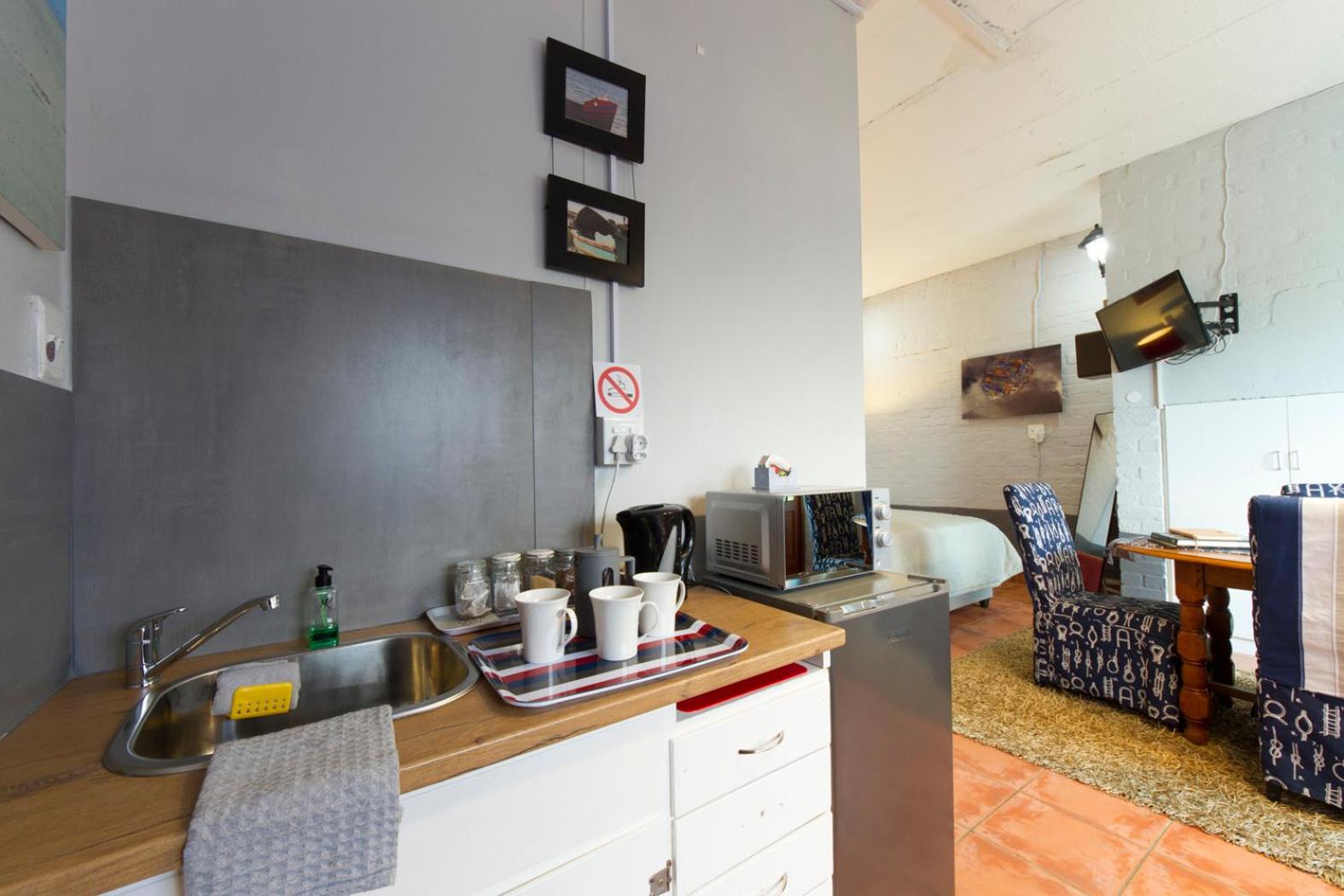 Standard Queen Room - Photo 8