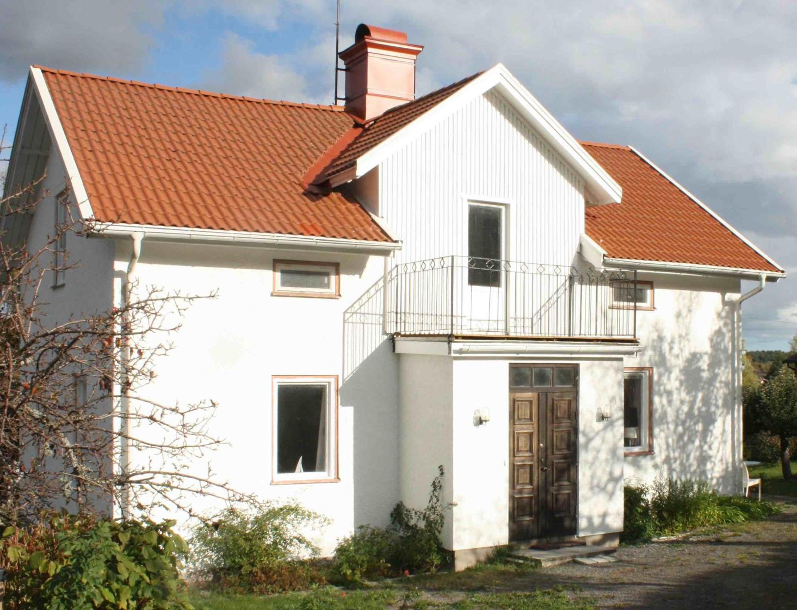 Six-Bedroom House photo 2