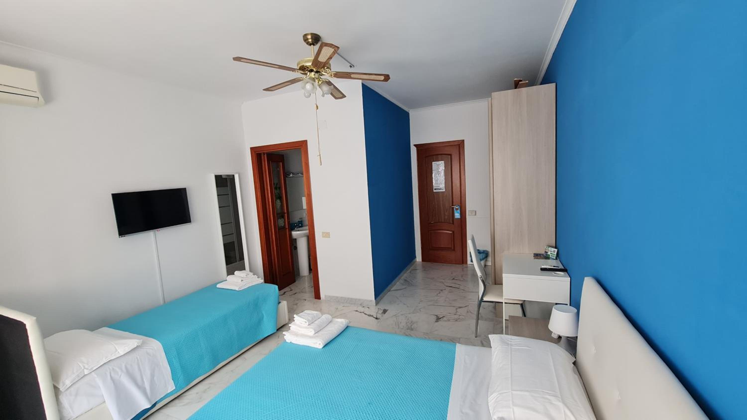 Triple Room with Private Bathroom photo 2