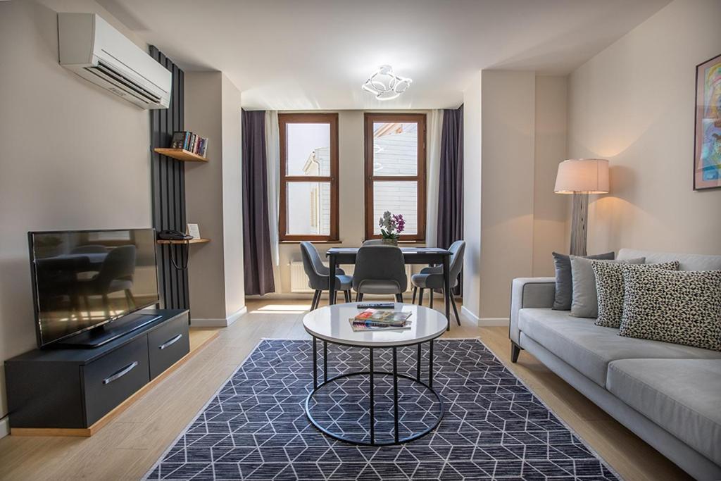 Serviced Apartments with One King and Two Single Beds photo 1