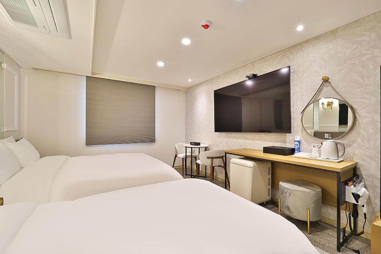 Twin Room - Photo 8