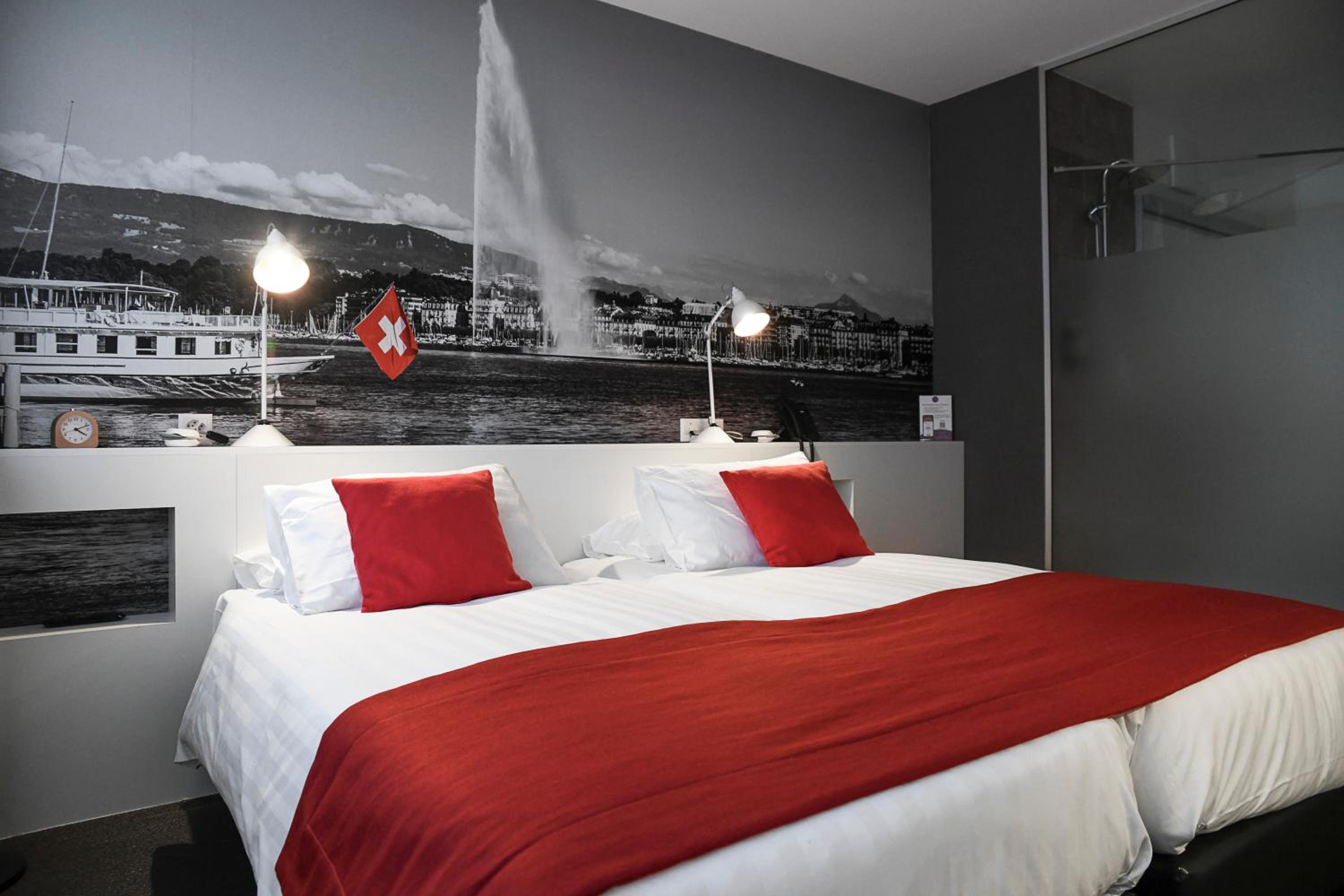 Deluxe Double Room thumbnail 6