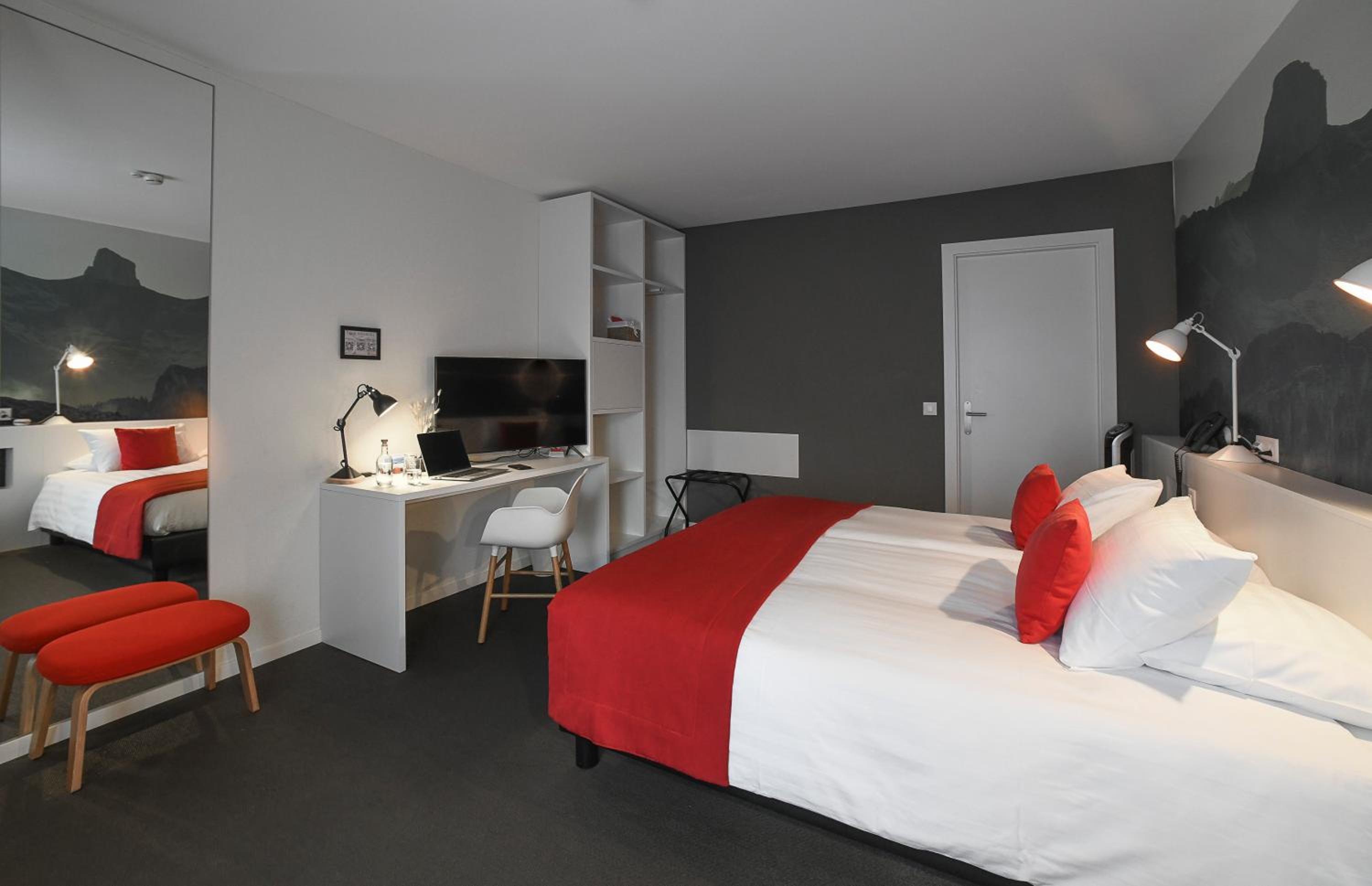 Double Room with Balcony thumbnail 5