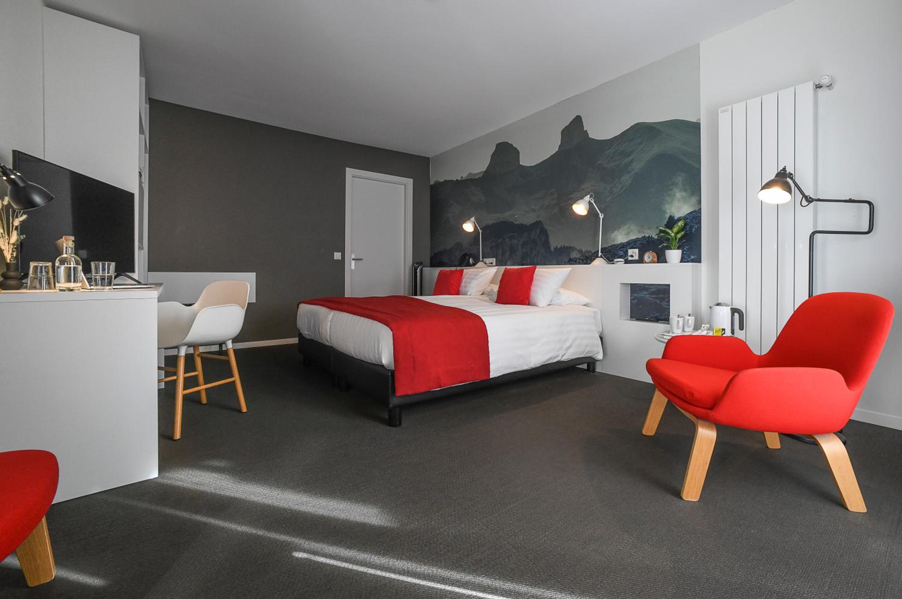 Double Room with Balcony thumbnail 6