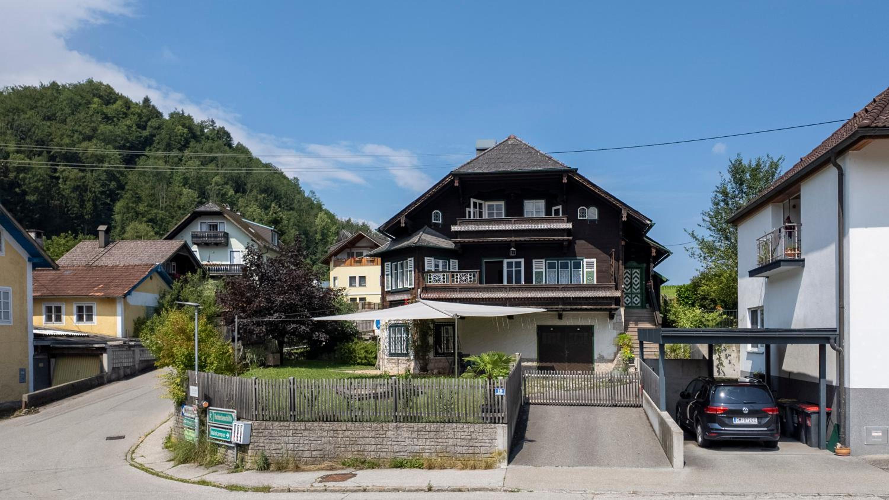 Six-Bedroom House photo 2