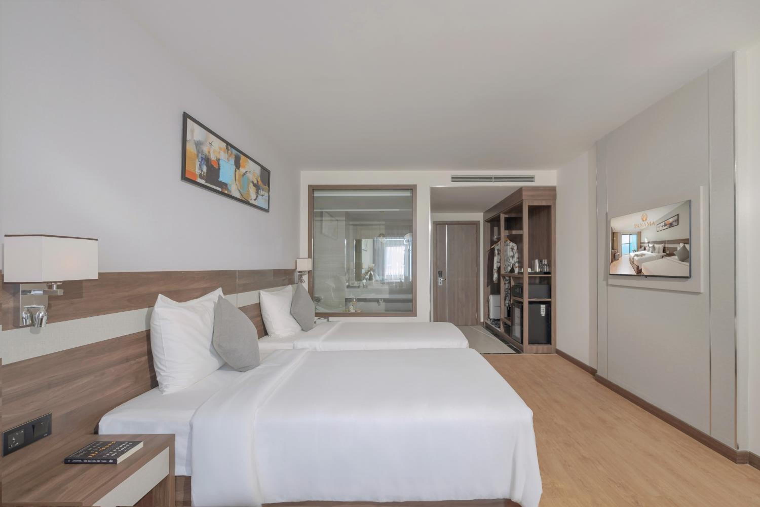 Twin Room with City View - Photo 4