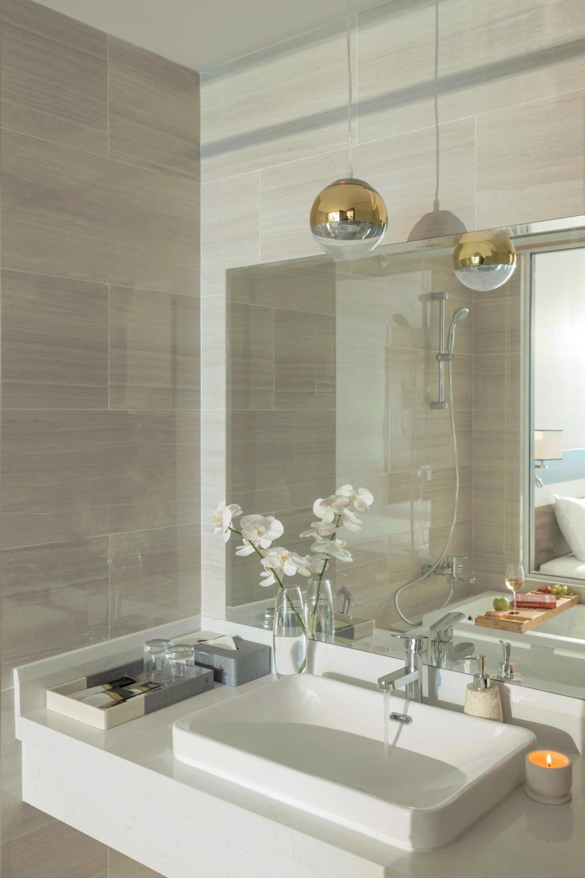 Twin Room with City View - Photo 5