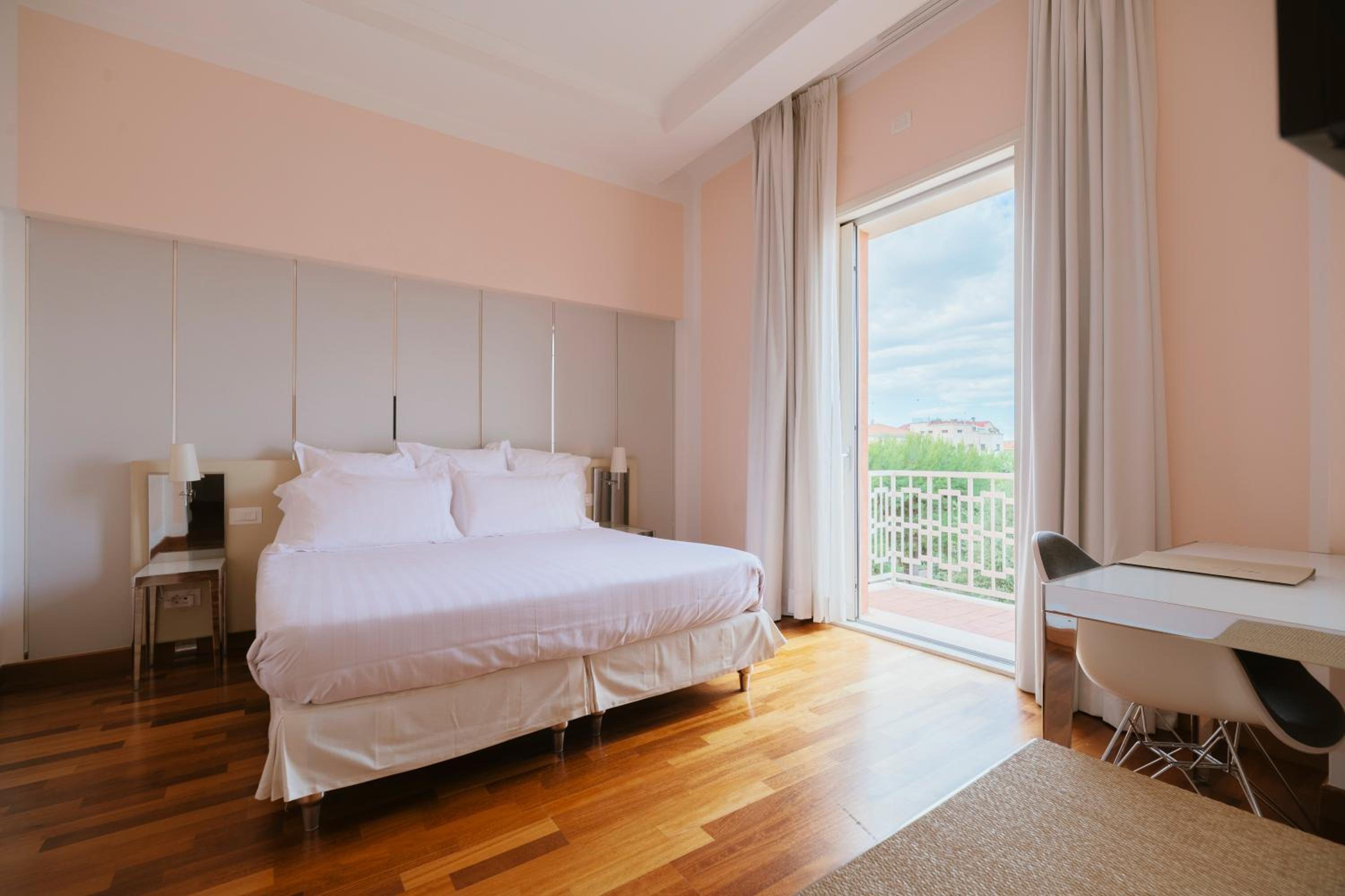 Double Room - Photo 5