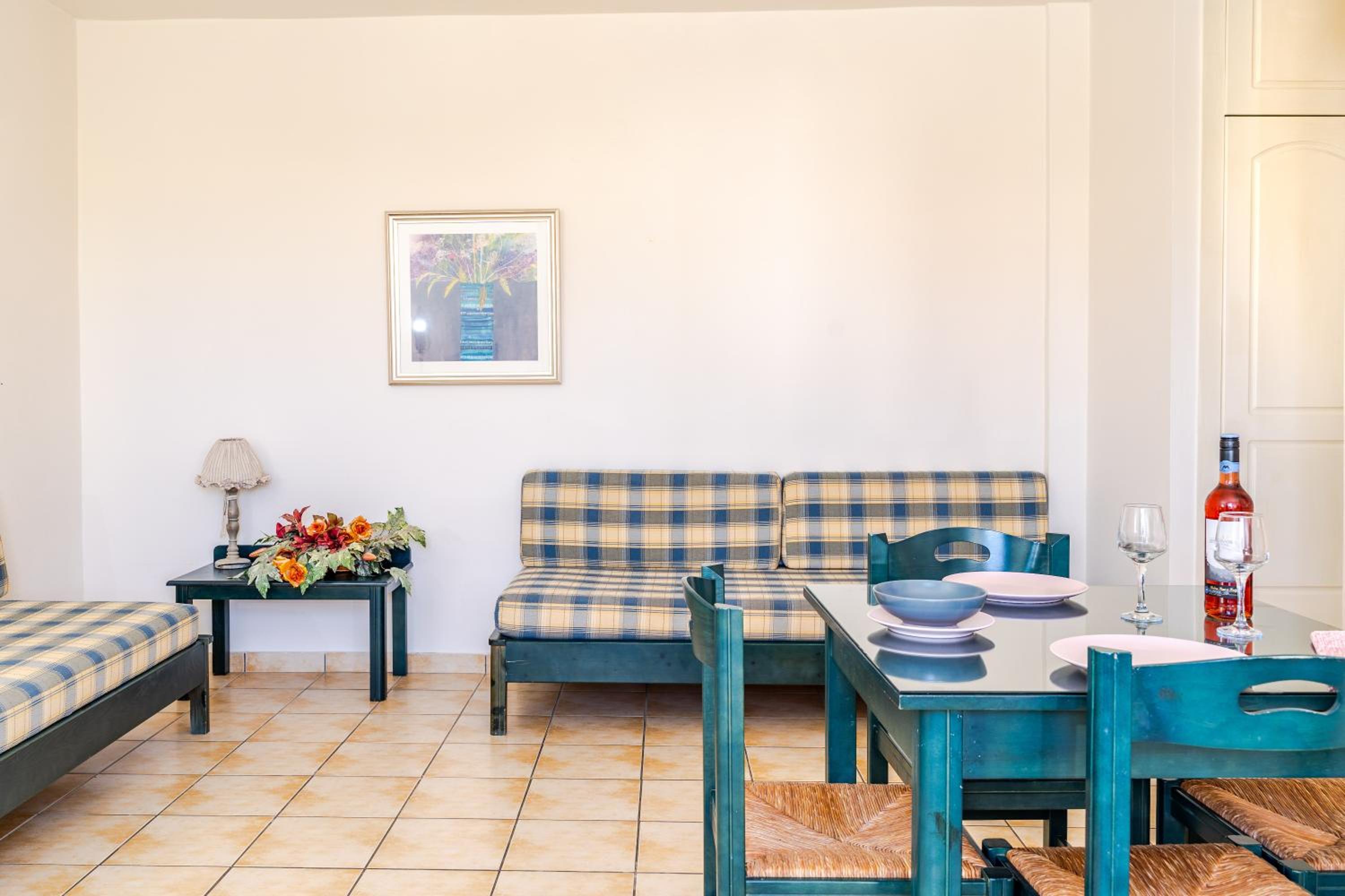 Family Room with Garden View - Photo 1