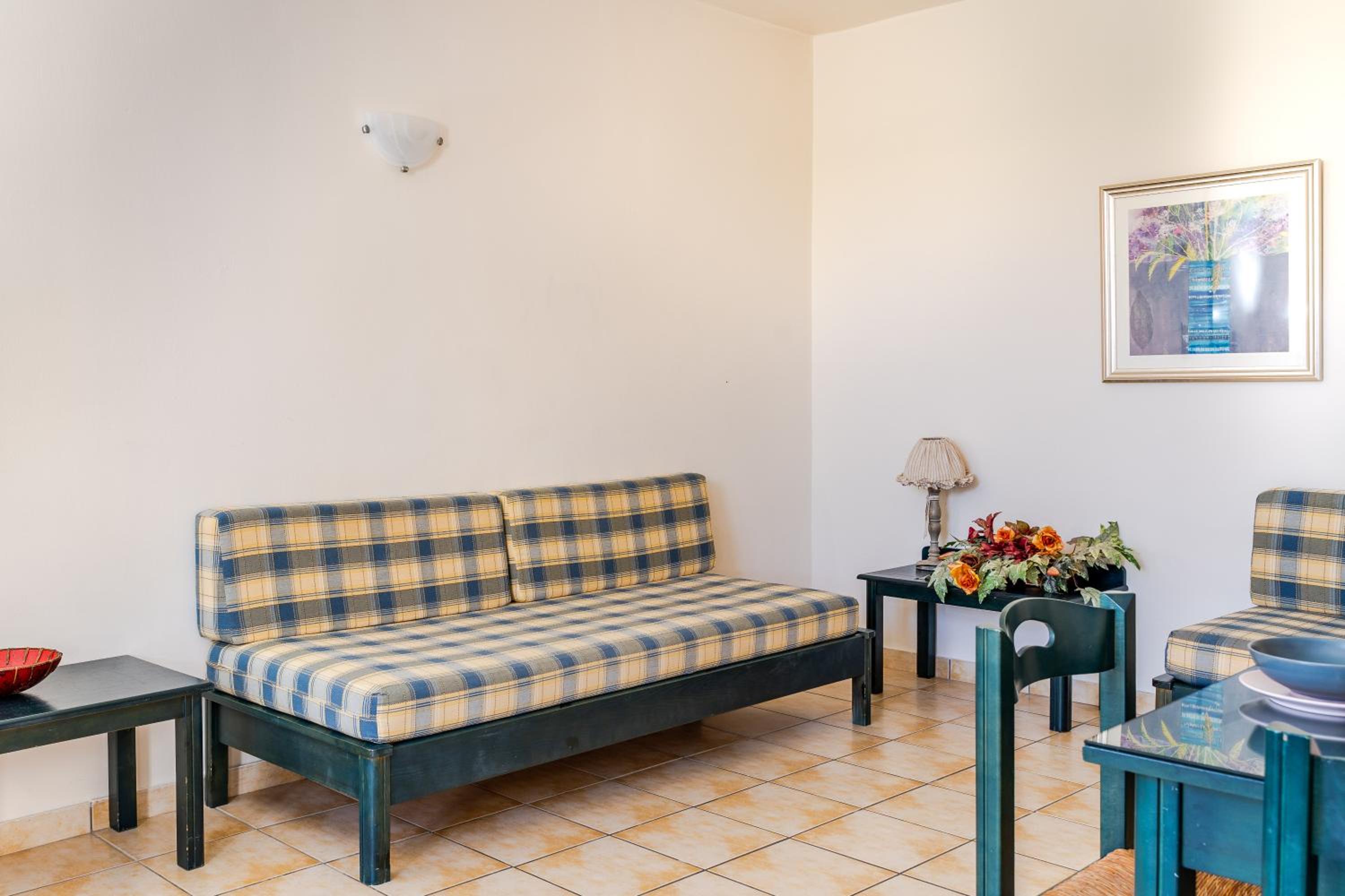 Family Room with Garden View - Photo 5
