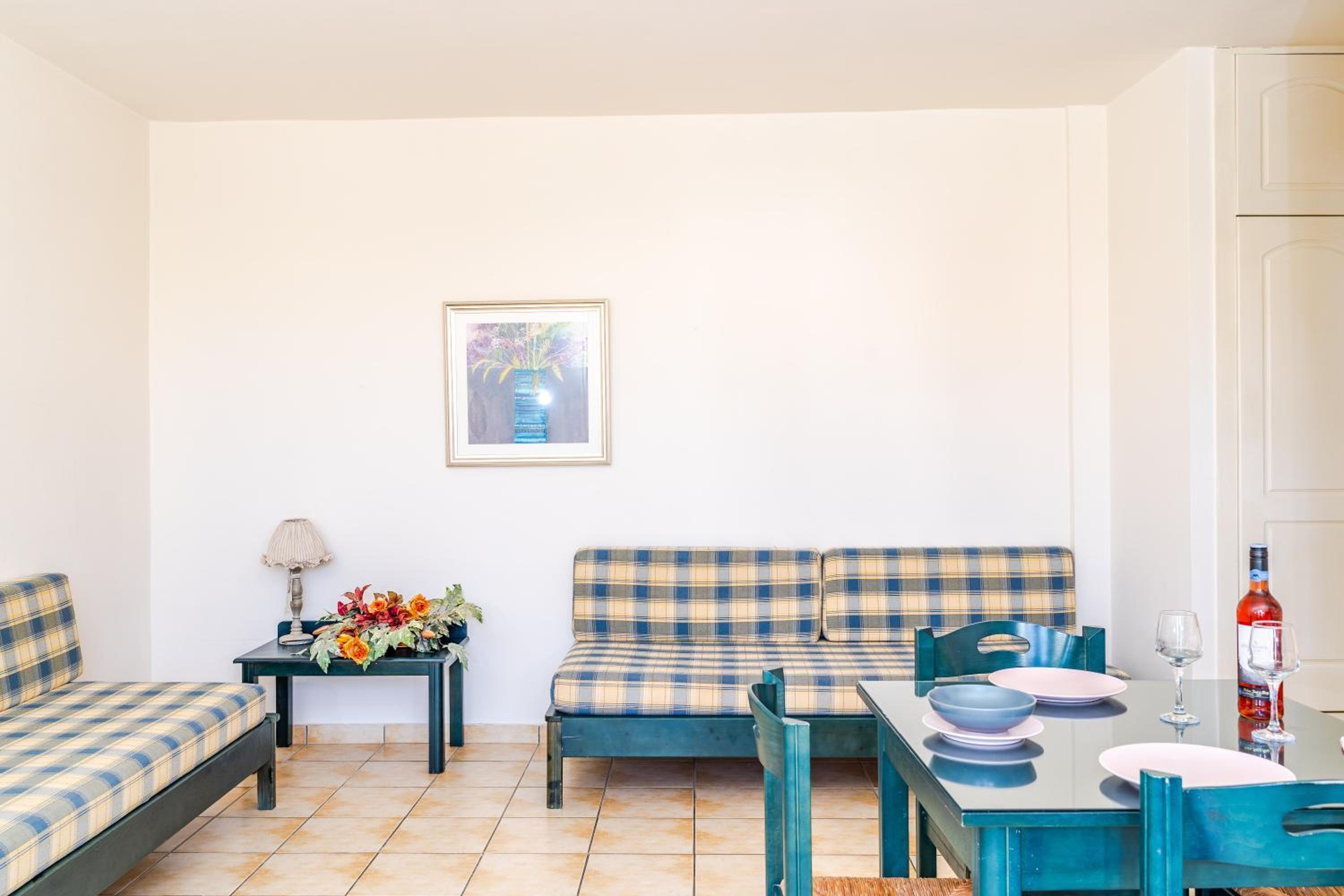 Family Room with Garden View - Photo 7