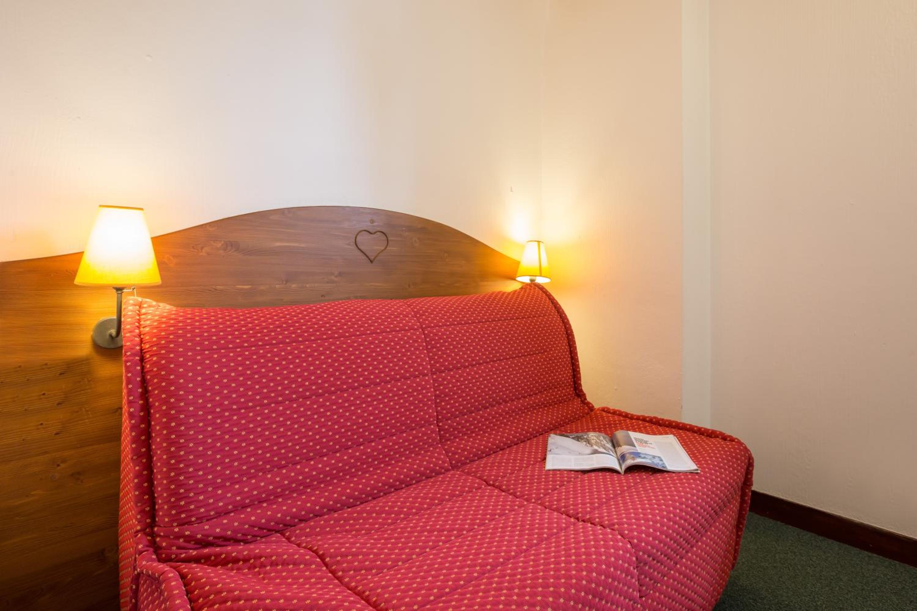 One-Bedroom Apartment with Sleeping Alcove (8 People) - Saturday photo 2